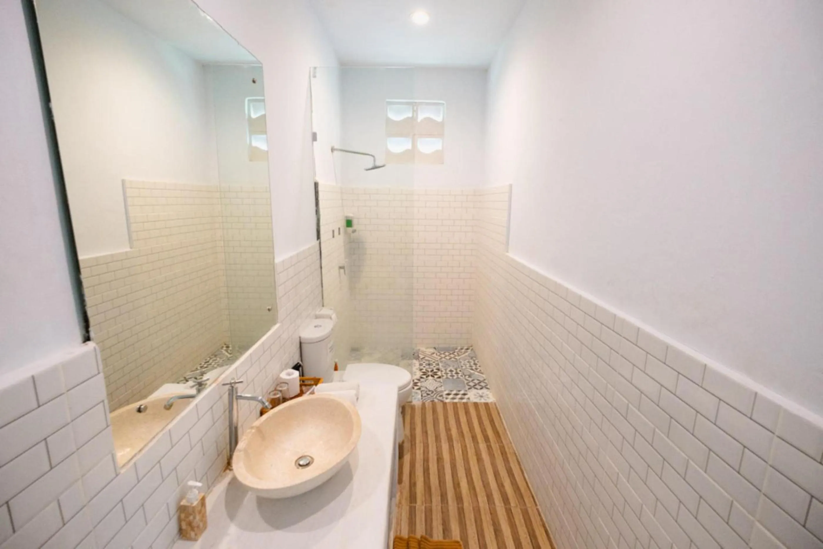 Shower in Agung Wiwin Homestay & Restaurant