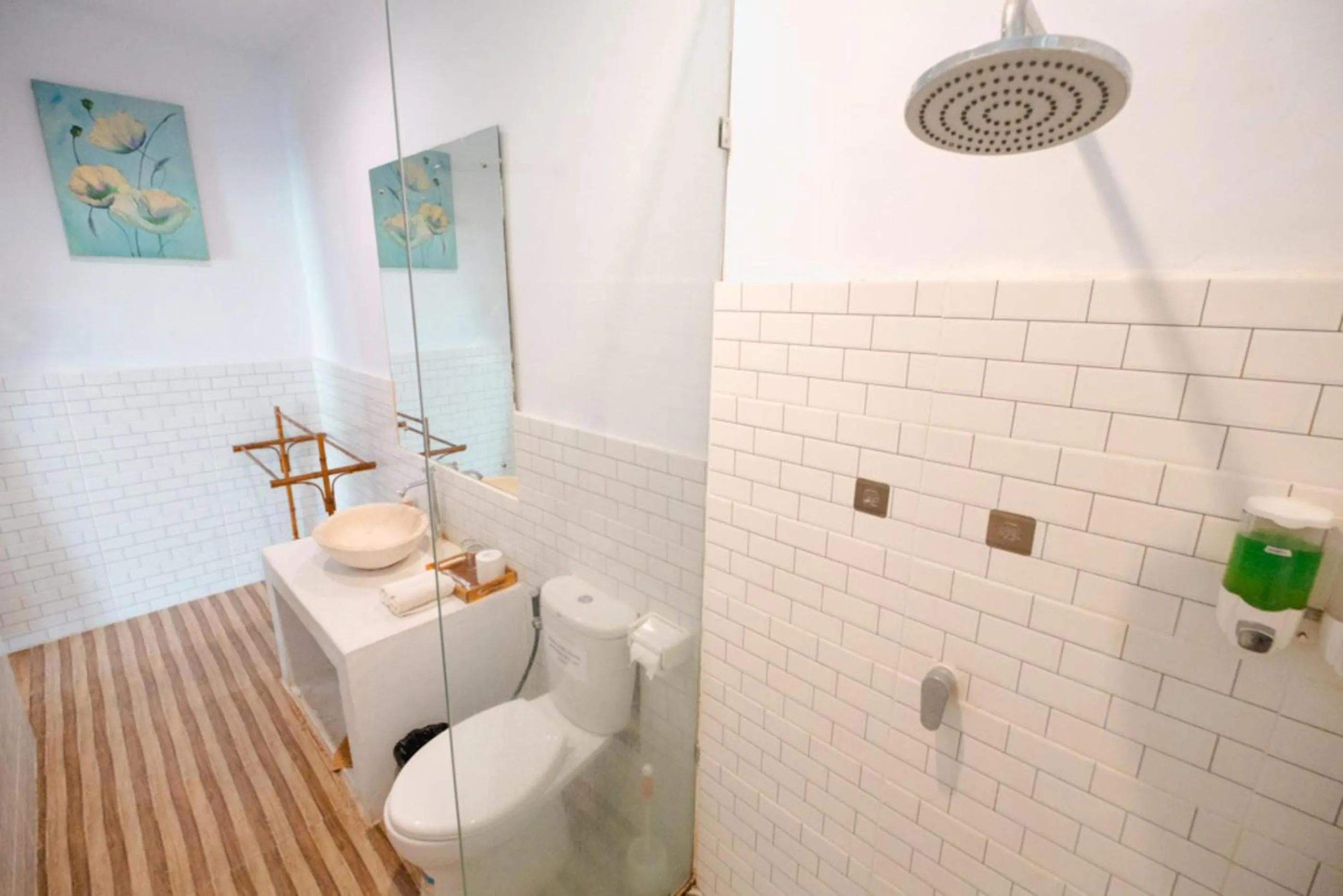 Shower in Agung Wiwin Homestay & Restaurant