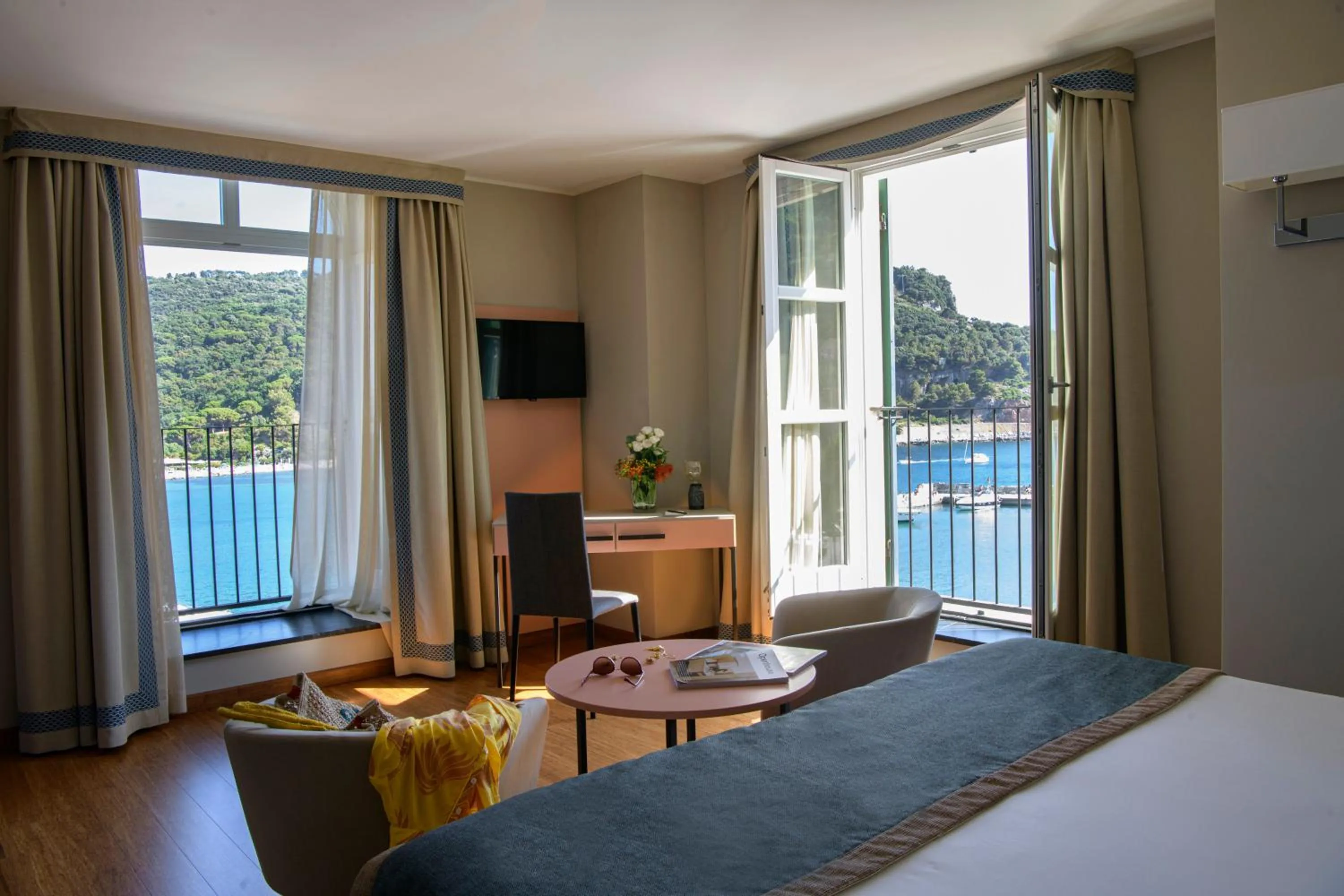 View (from property/room), Bed in Grand Hotel Portovenere