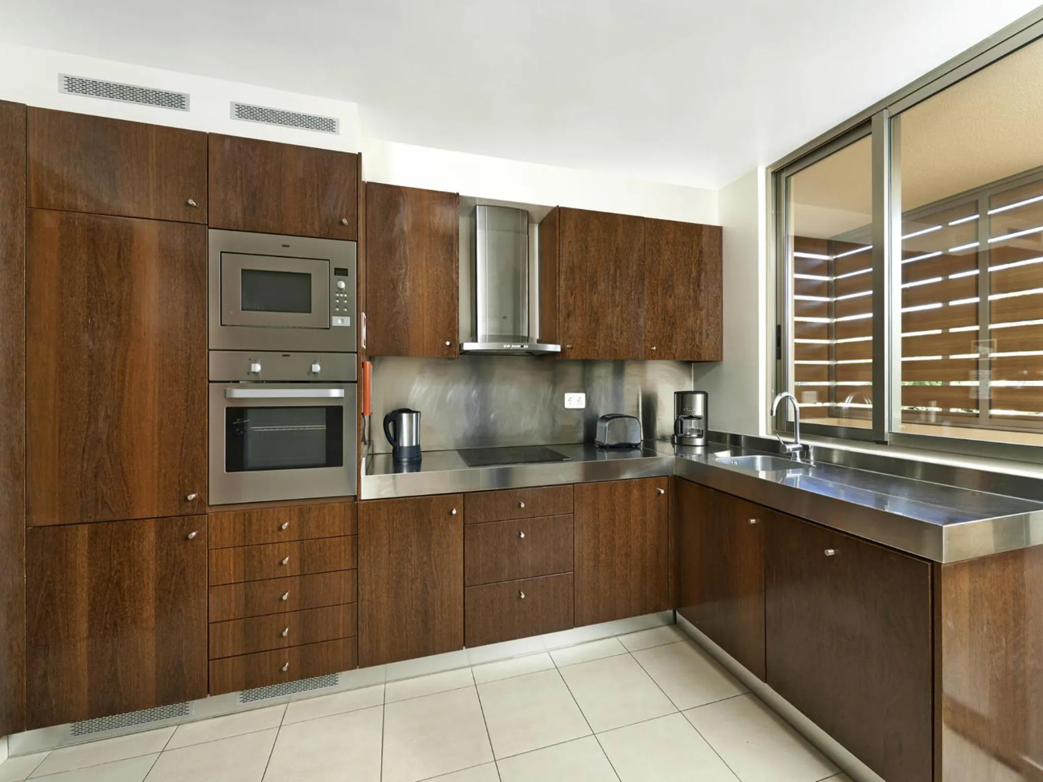 Kitchen or kitchenette in Salgados Beach Villas