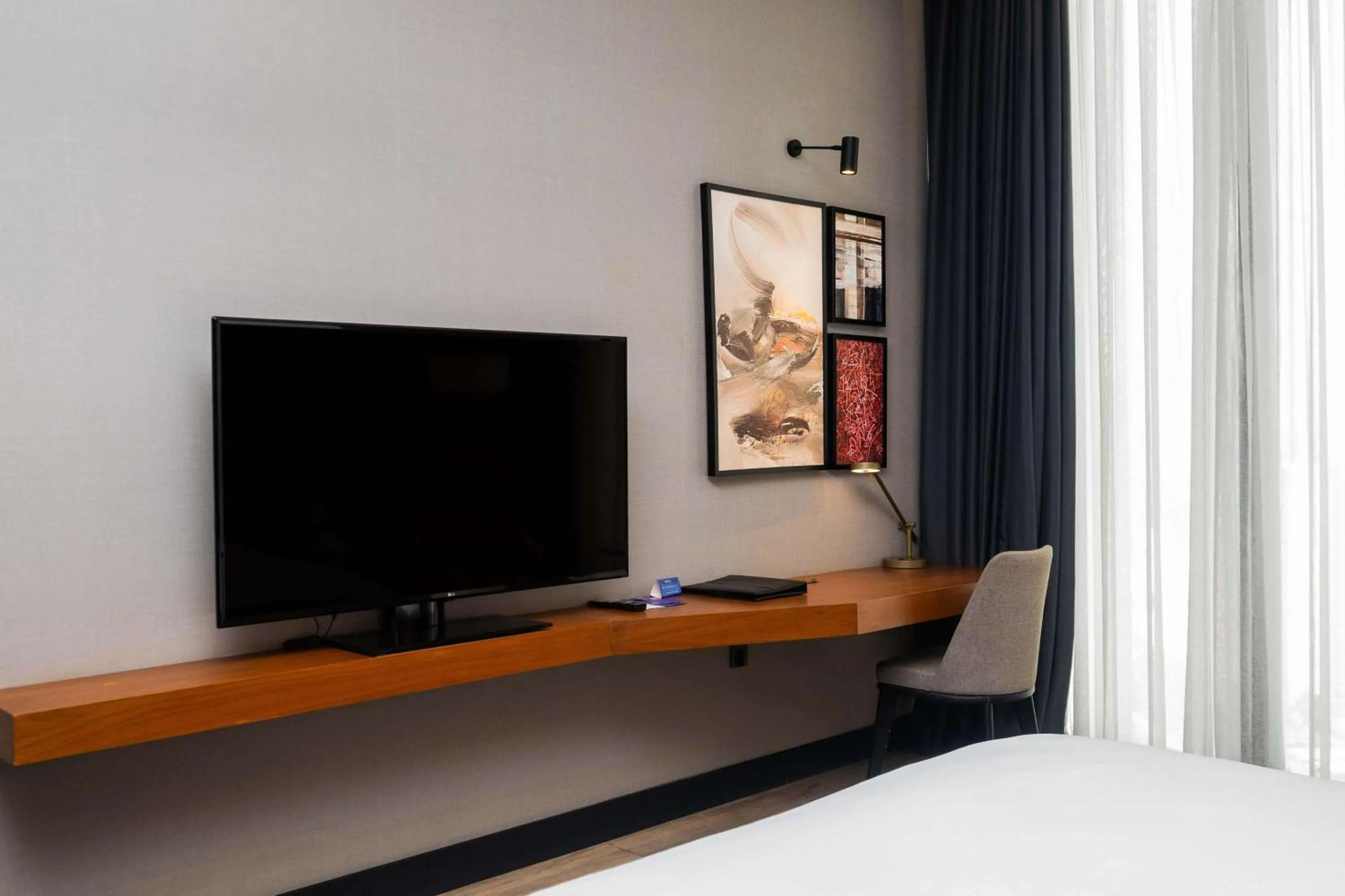 Photo of the whole room, Bed in Radisson Blu Hotel & Conference Center, Niamey