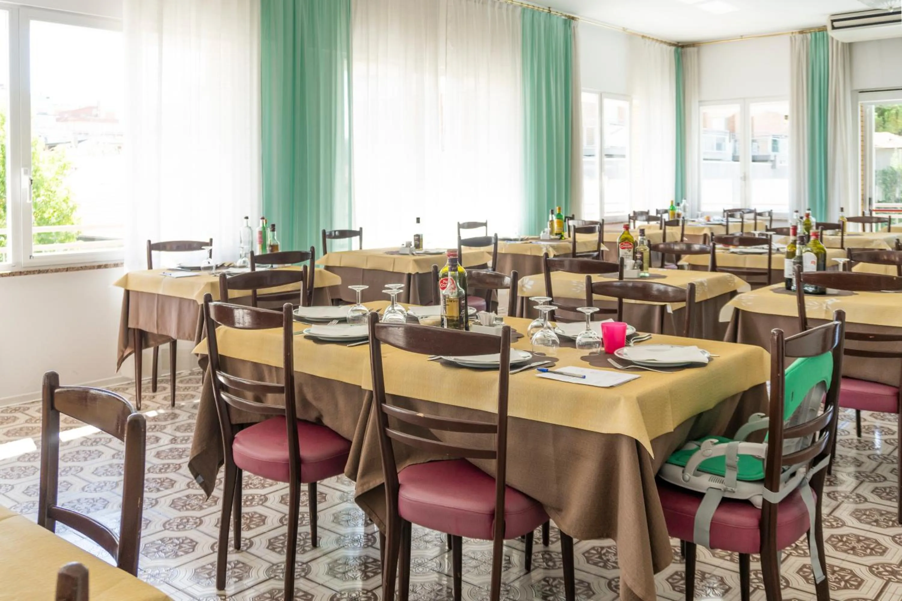 Restaurant/places to eat in Hotel Martinez