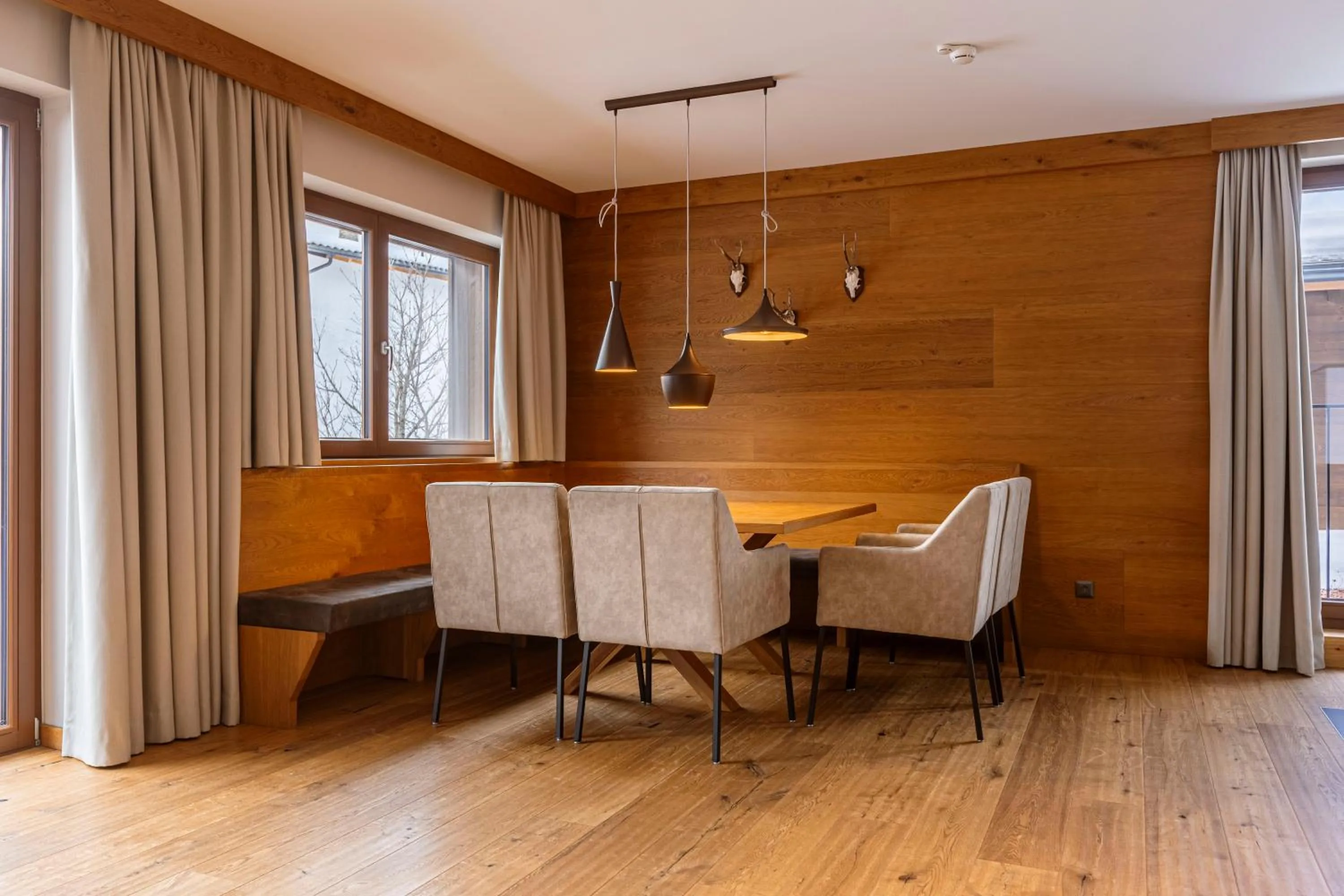 Dining area in Bergresort Zugspitze Ehrwald by ALPS RESORTS