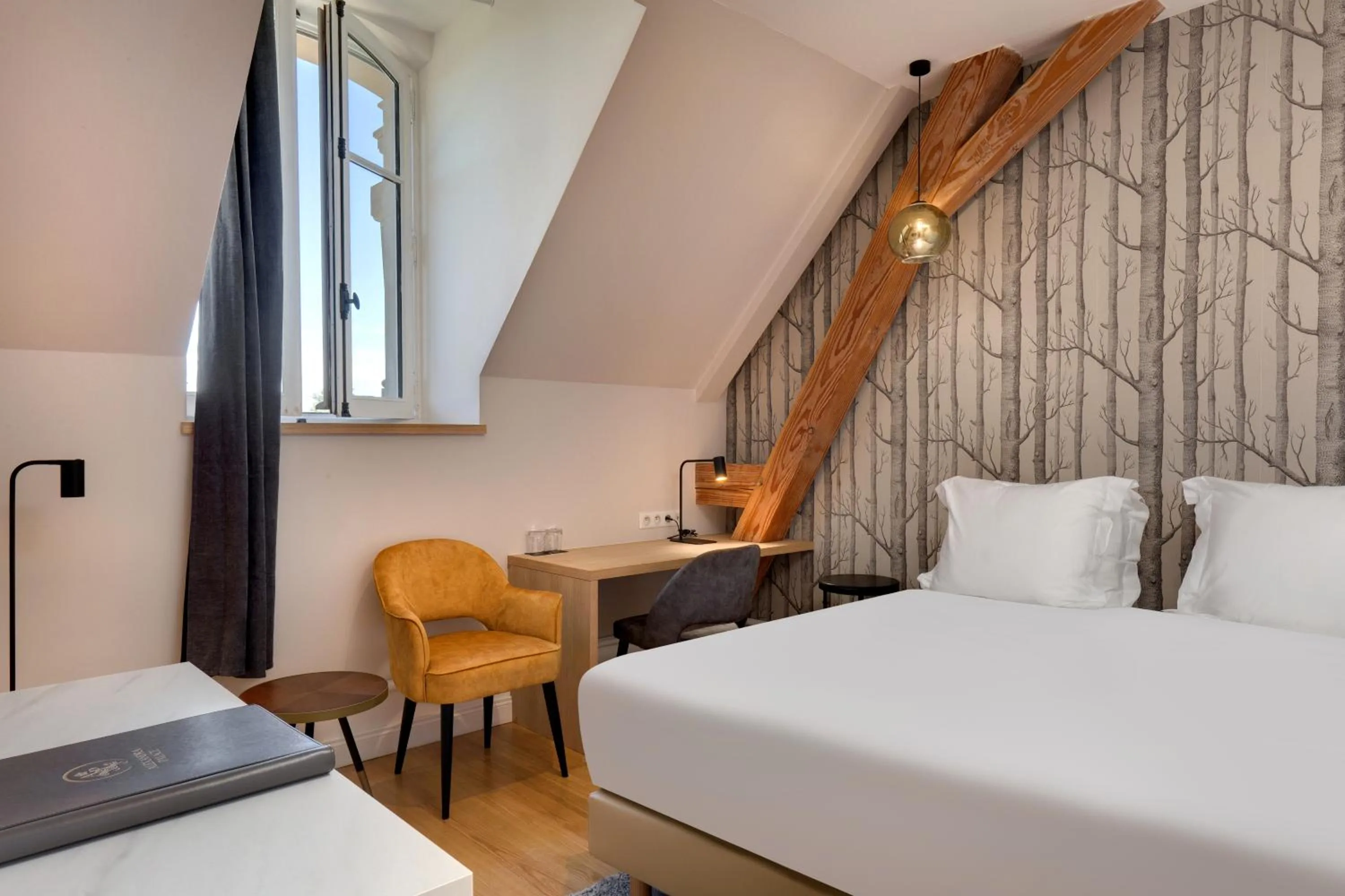 Property building, Bed in Alexandra Palace - La Maison Younan