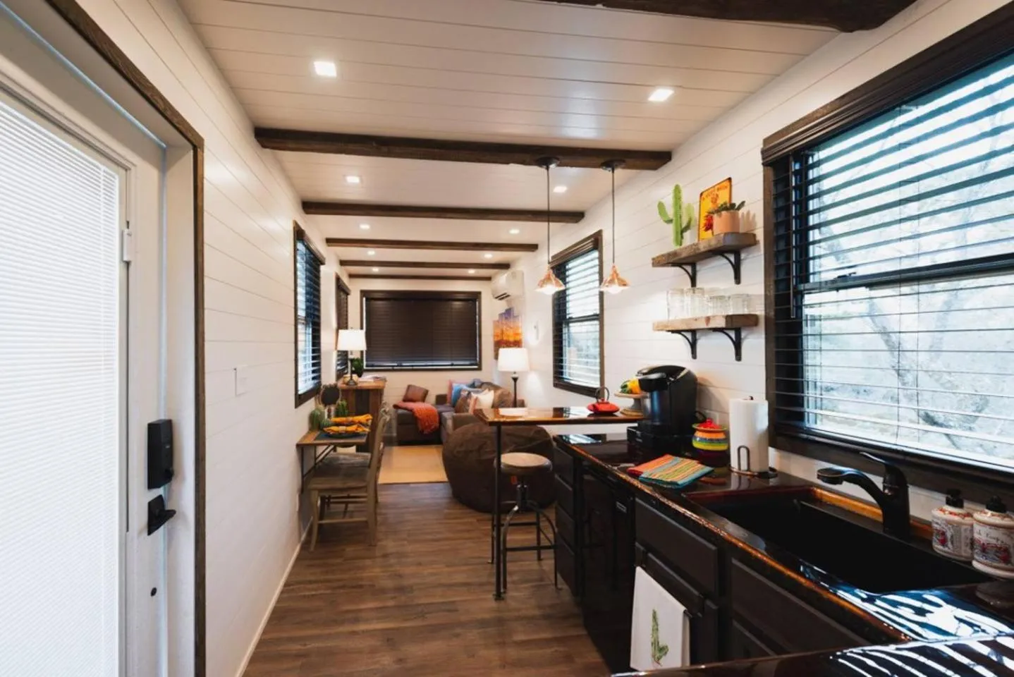 The Hacienda Beautiful New Container Home 12 min to Magnolia