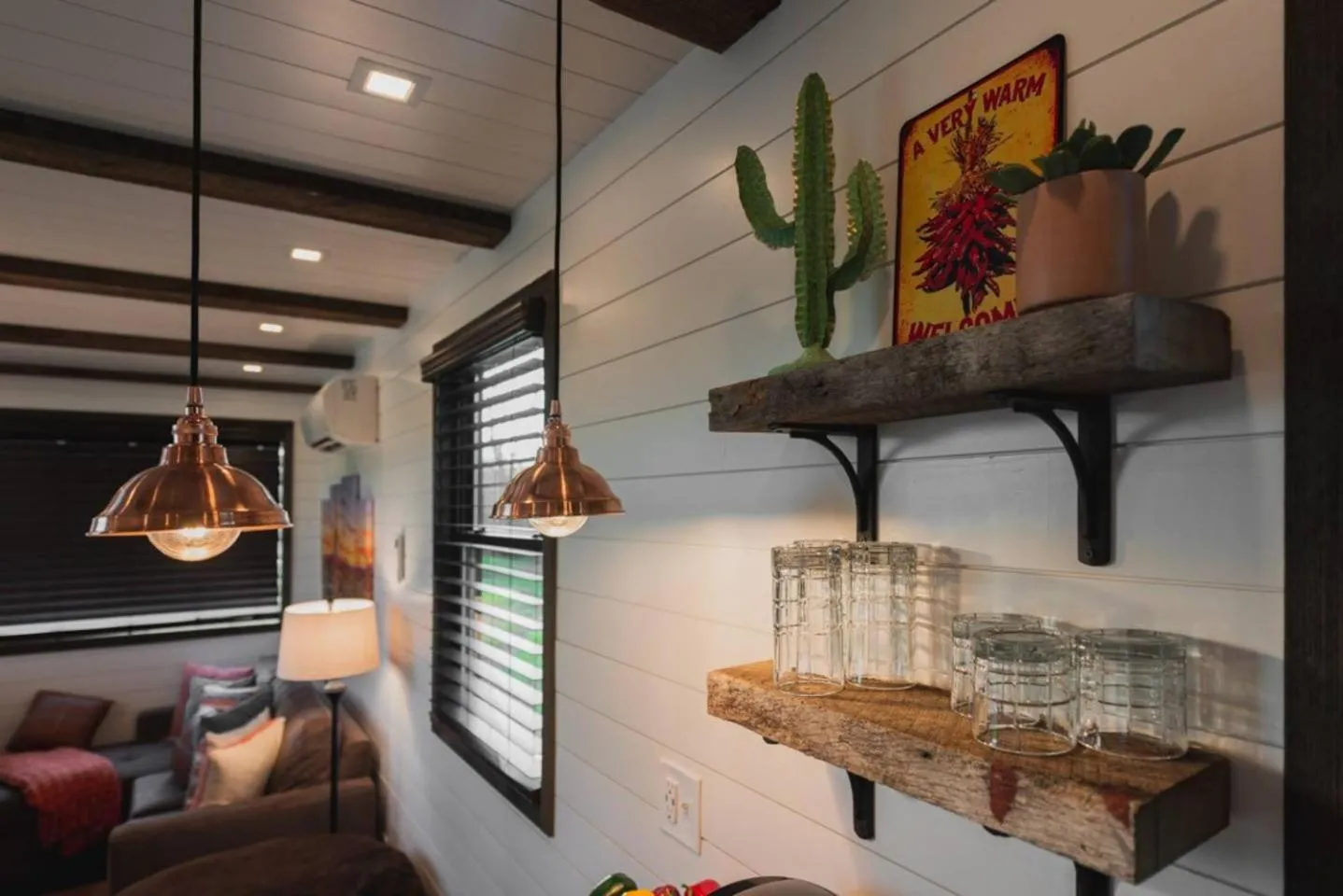 The Hacienda Beautiful New Container Home 12 min to Magnolia
