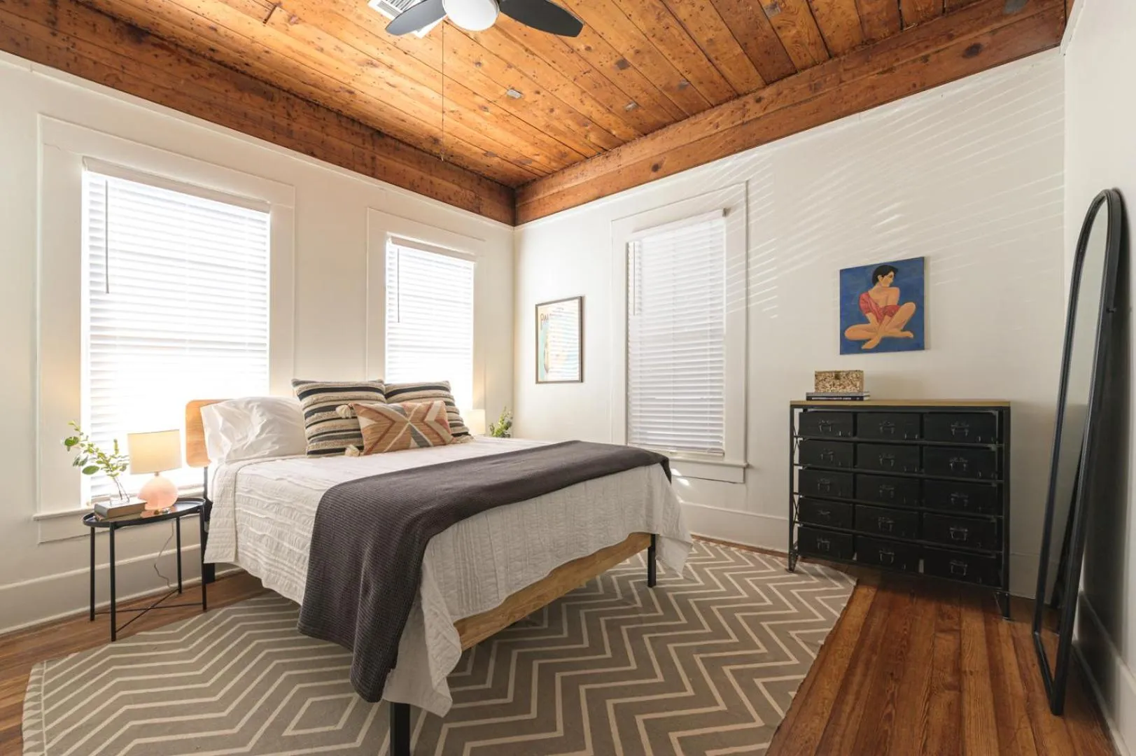 Bed in Restored 1930s Uptown Bungalow 2 min. to Magnolia