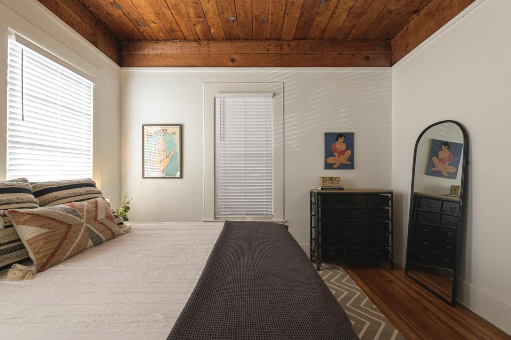 Bed in Restored 1930s Uptown Bungalow 2 min. to Magnolia