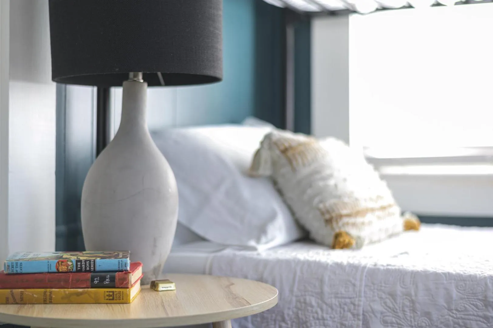 Bed in Restored 1930s Uptown Bungalow 2 min. to Magnolia