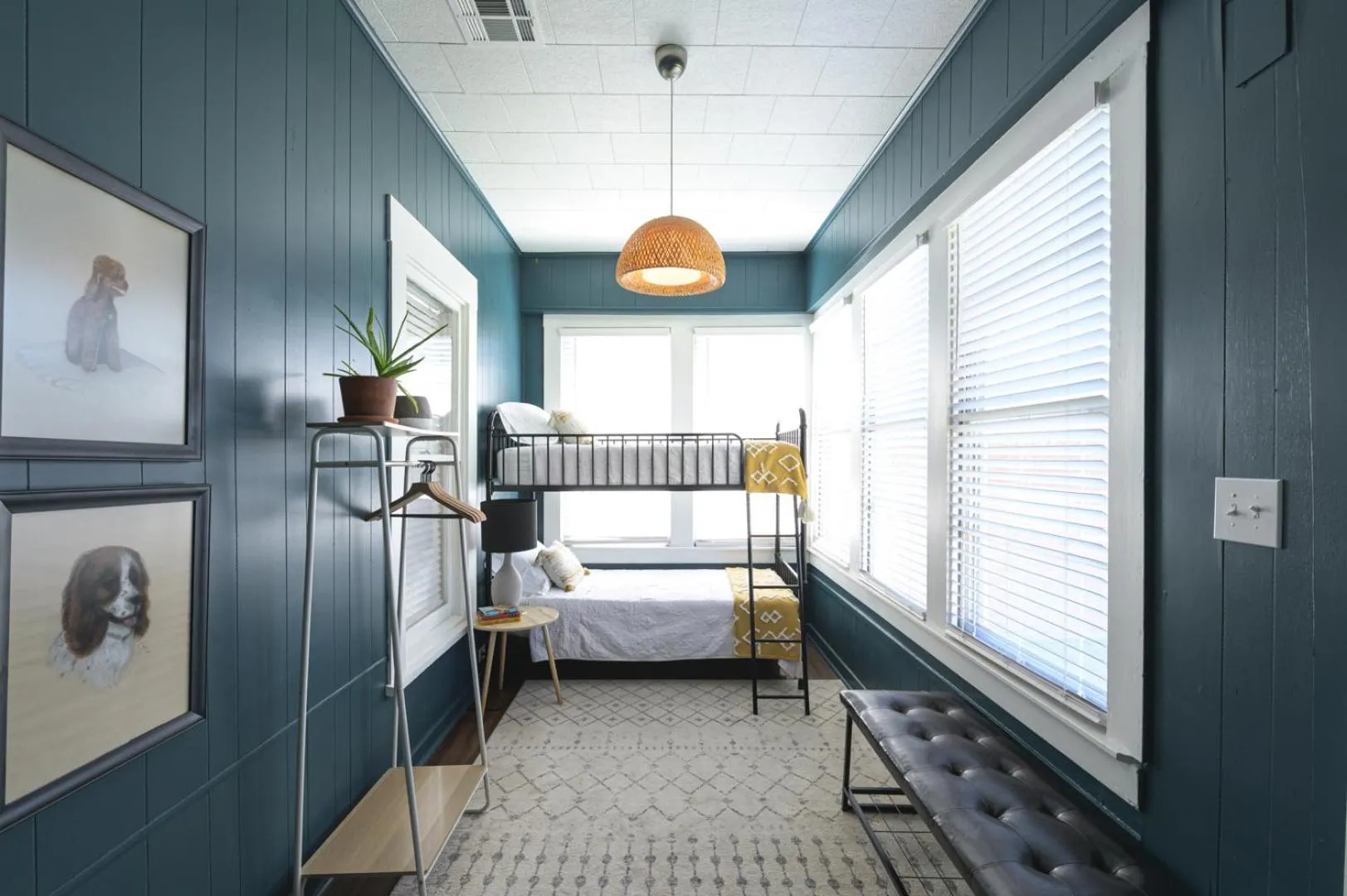 Bed in Restored 1930s Uptown Bungalow 2 min. to Magnolia