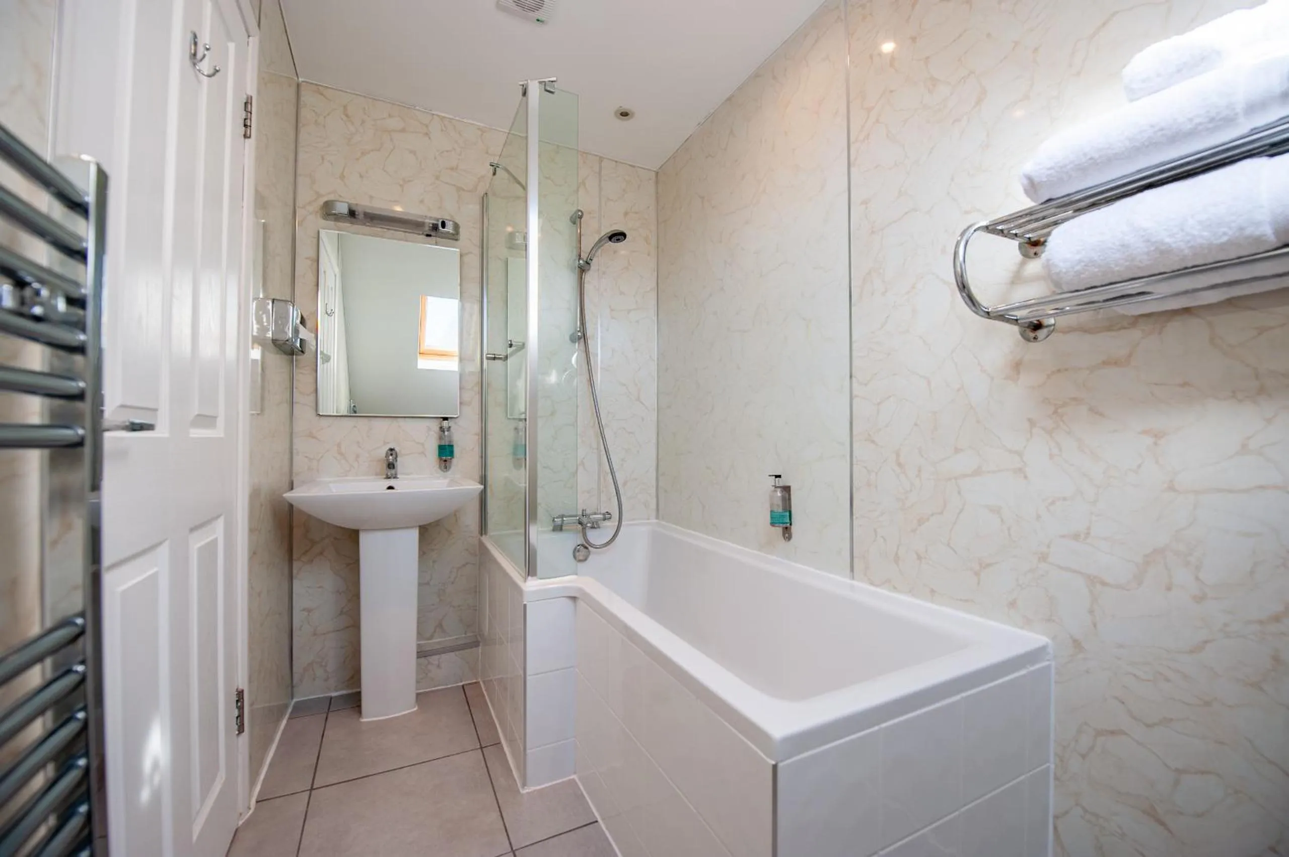 Bathroom in Oakside Lodge Guest House