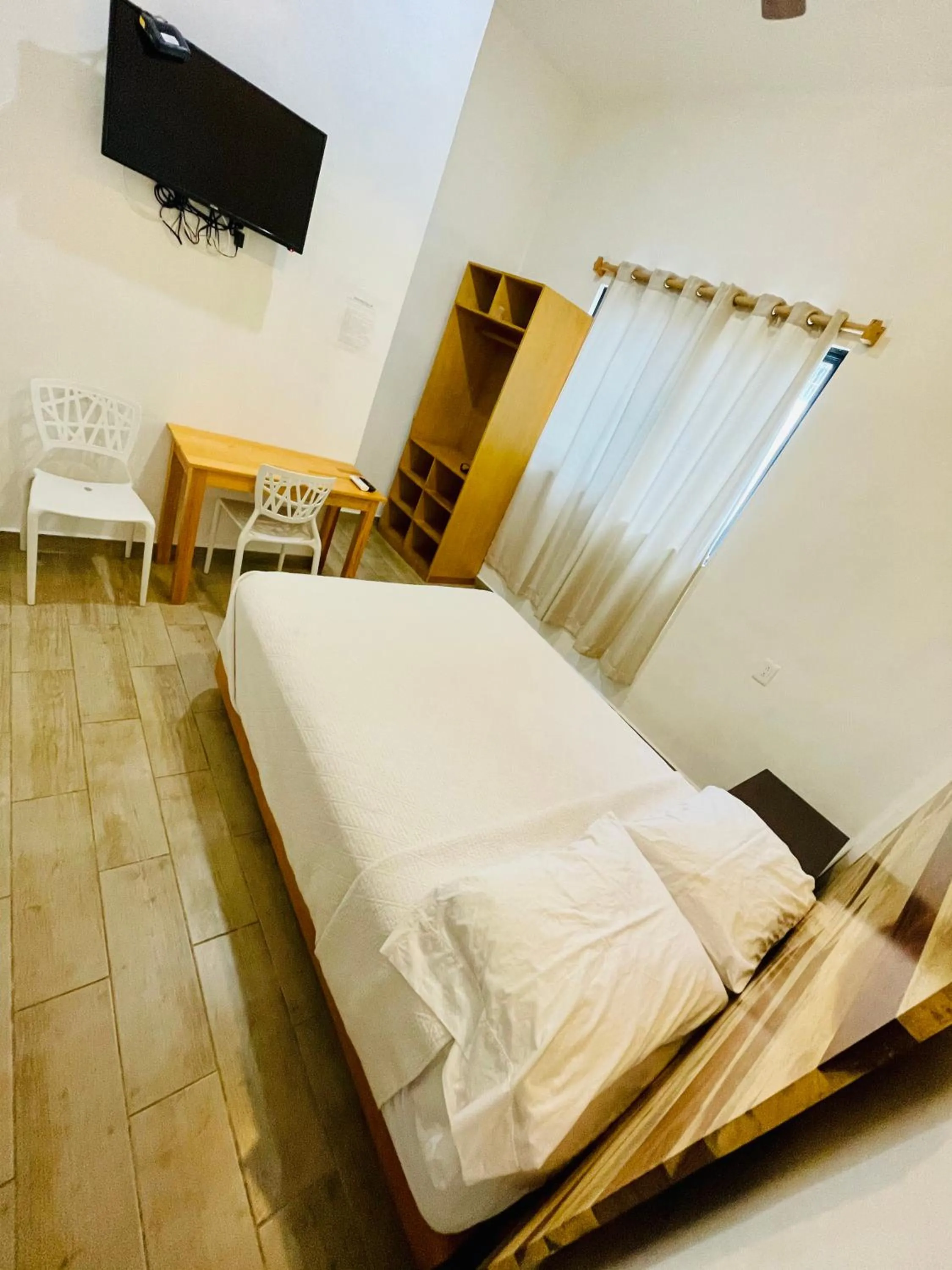 Shower, Bed in SuitesMB