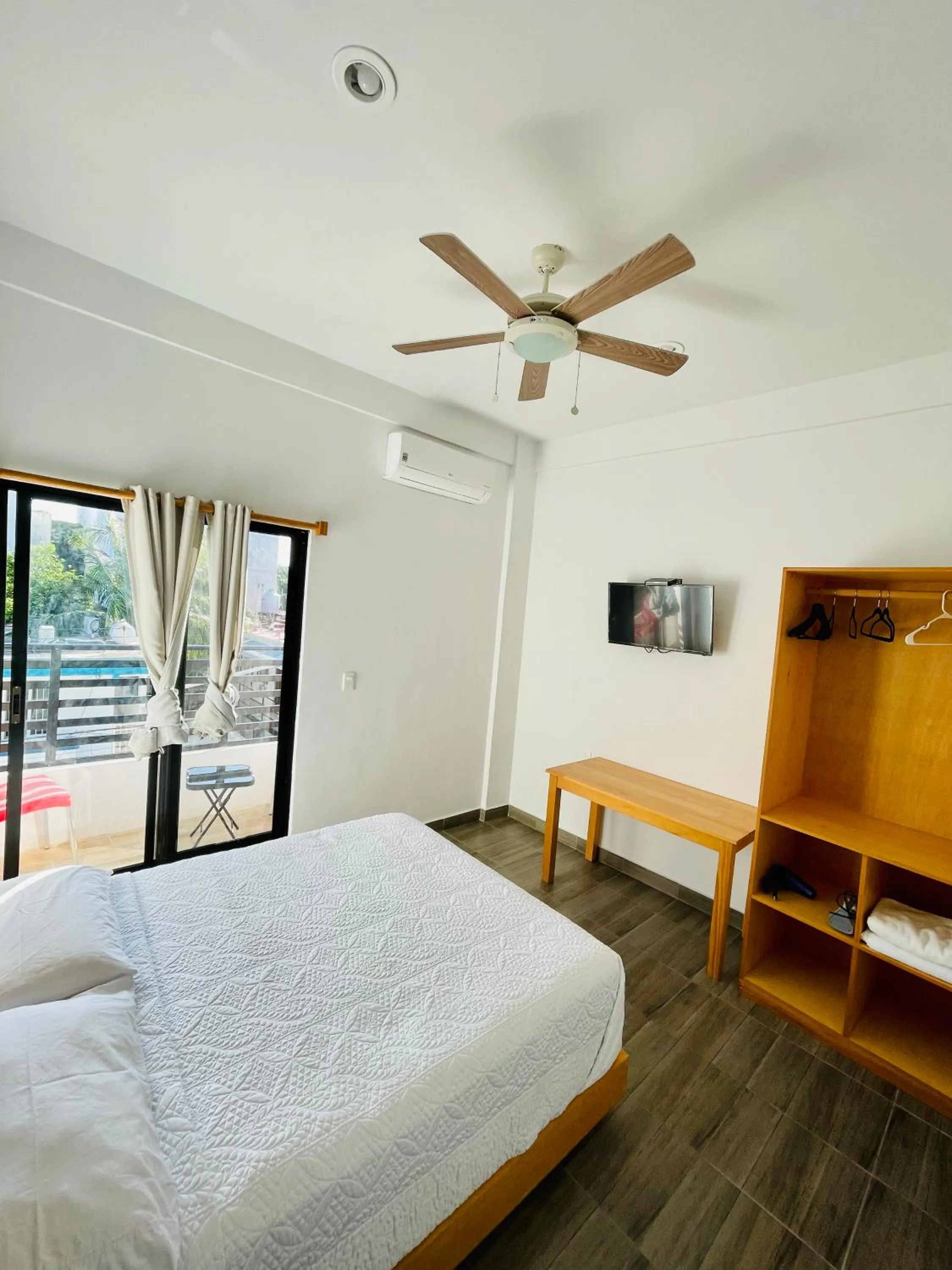 Bedroom, Bed in SuitesMB