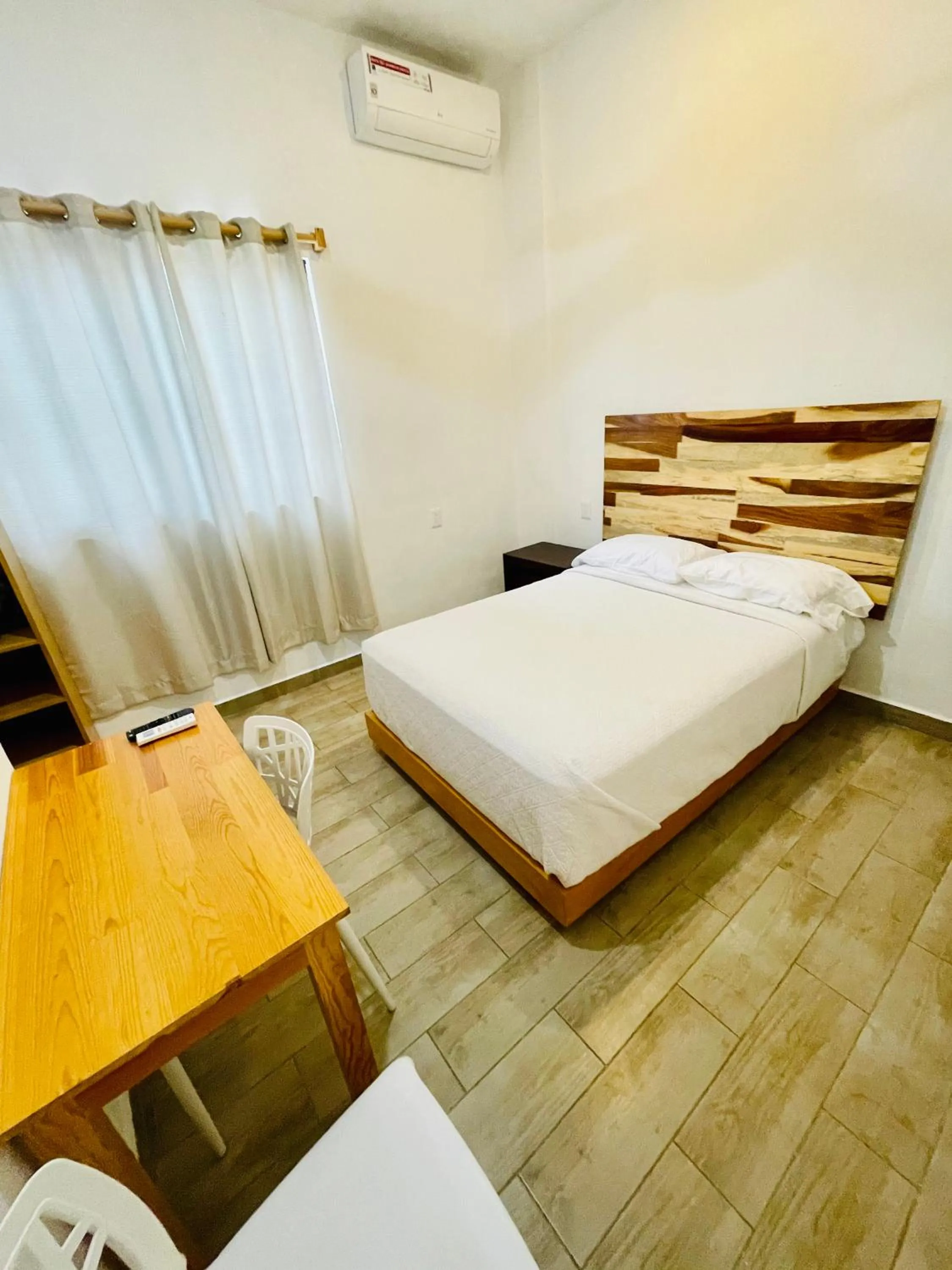 Shower, Bed in SuitesMB