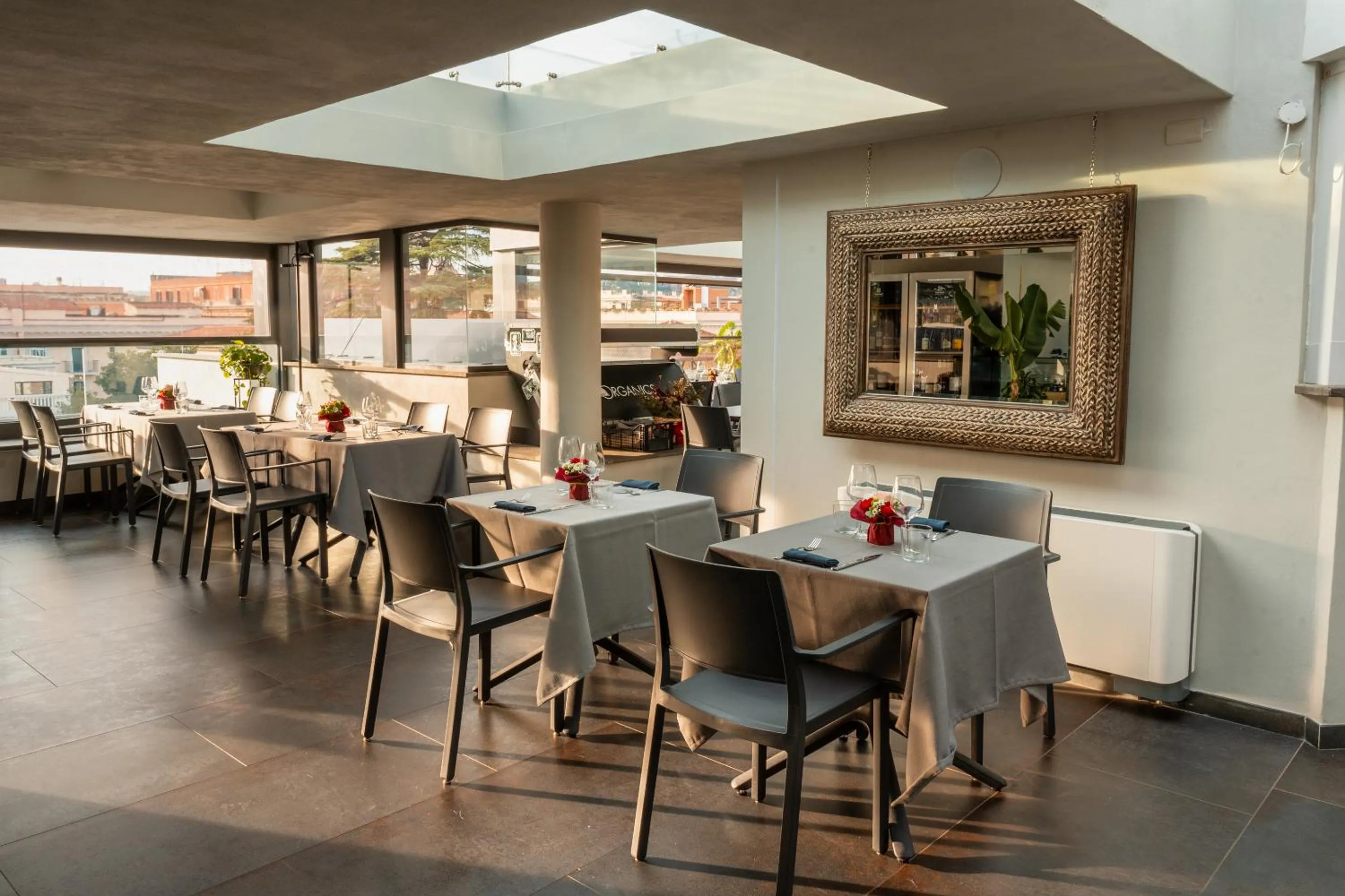 Restaurant/places to eat in Twentyone Hotel