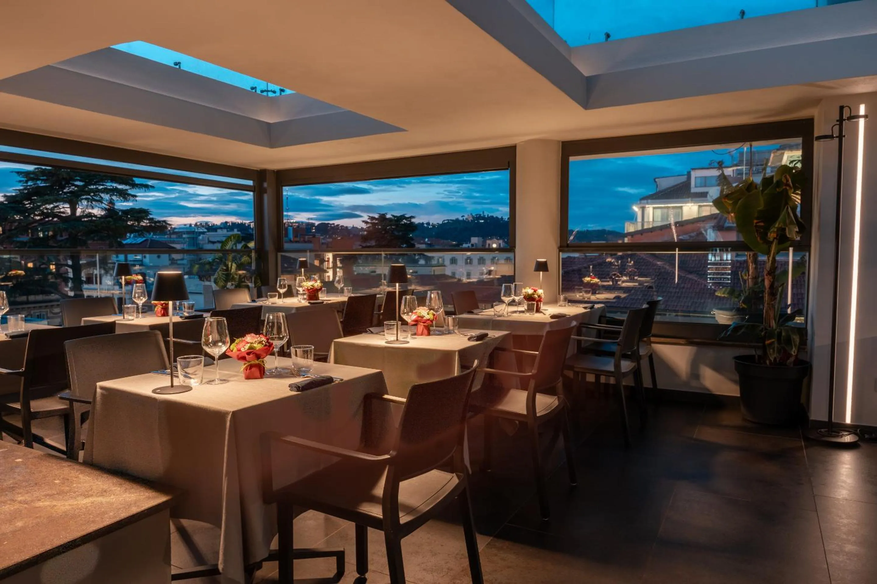 Restaurant/places to eat in Twentyone Hotel