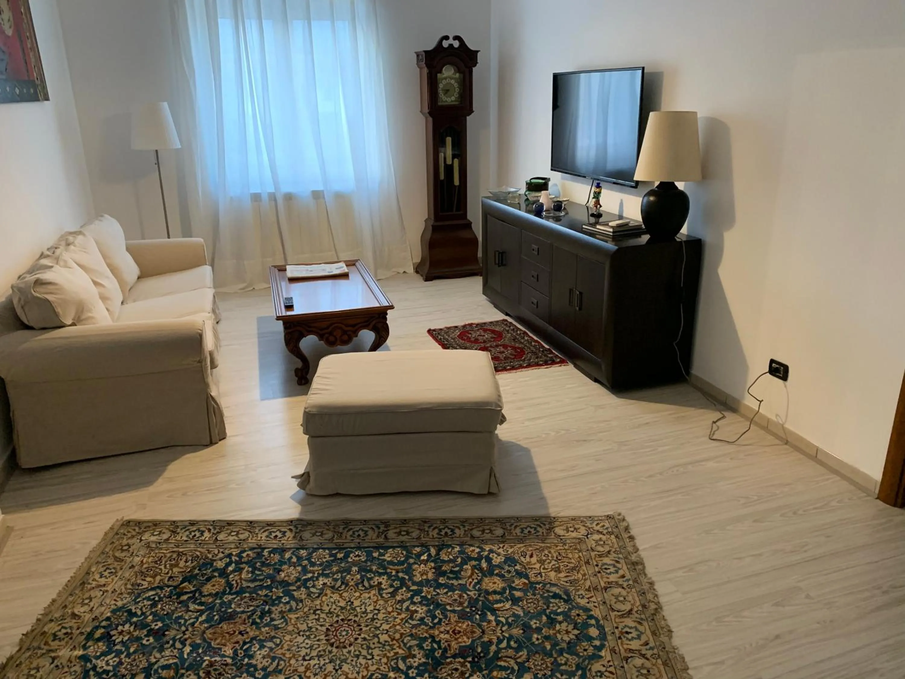 Communal lounge/ TV room in Residence San Pietro Book sharing