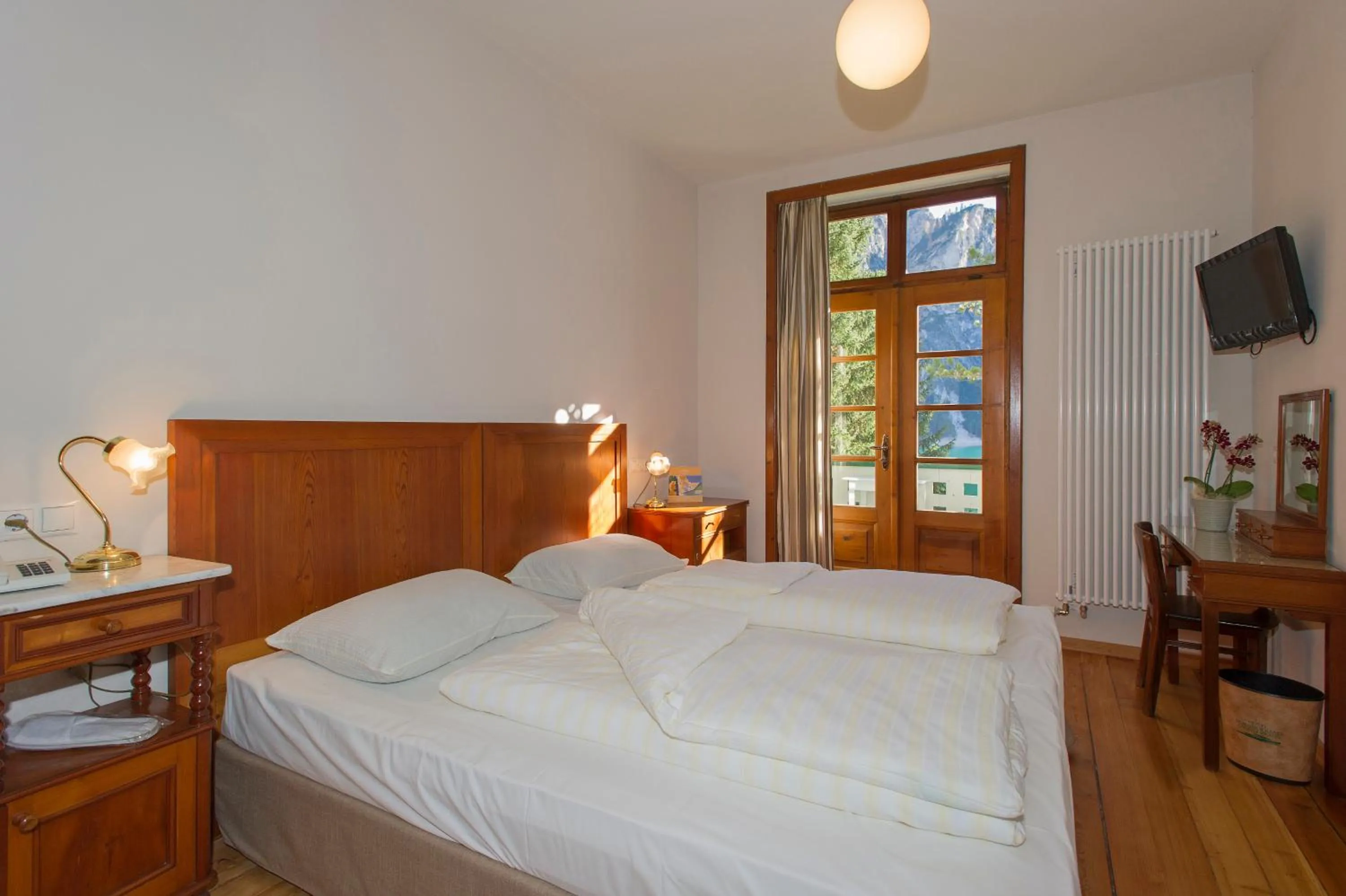 Bedroom, Bed in Hotel Lago di Braies