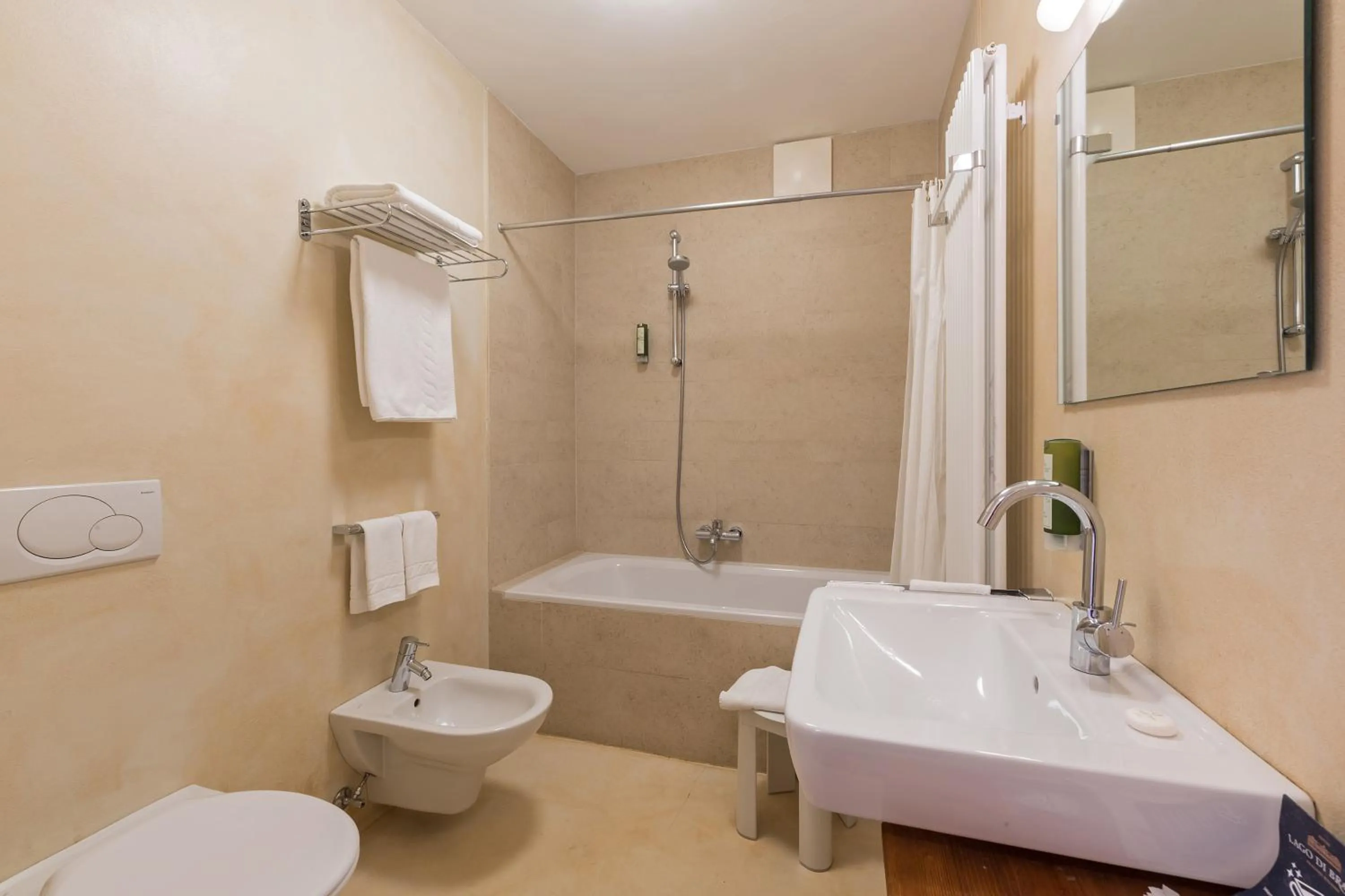 Bathroom in Hotel Lago di Braies