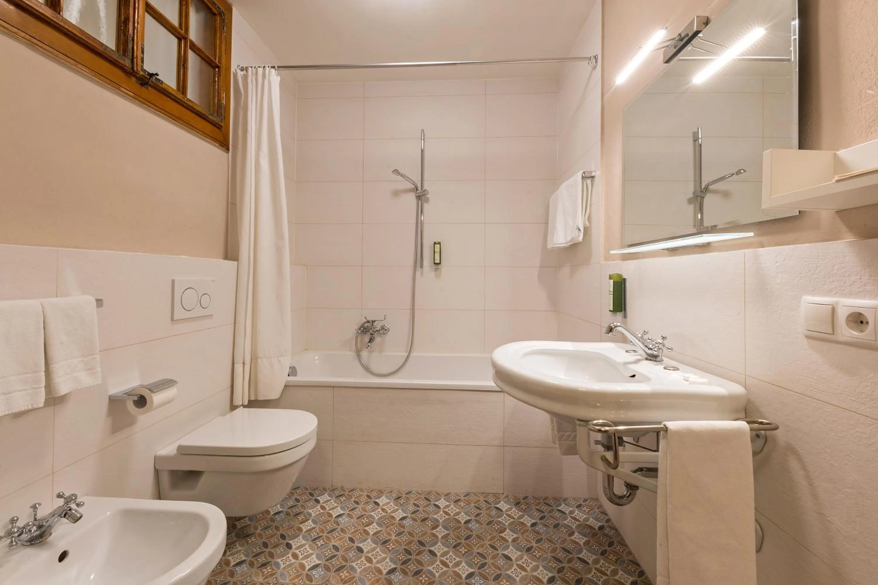 Bathroom in Hotel Lago di Braies
