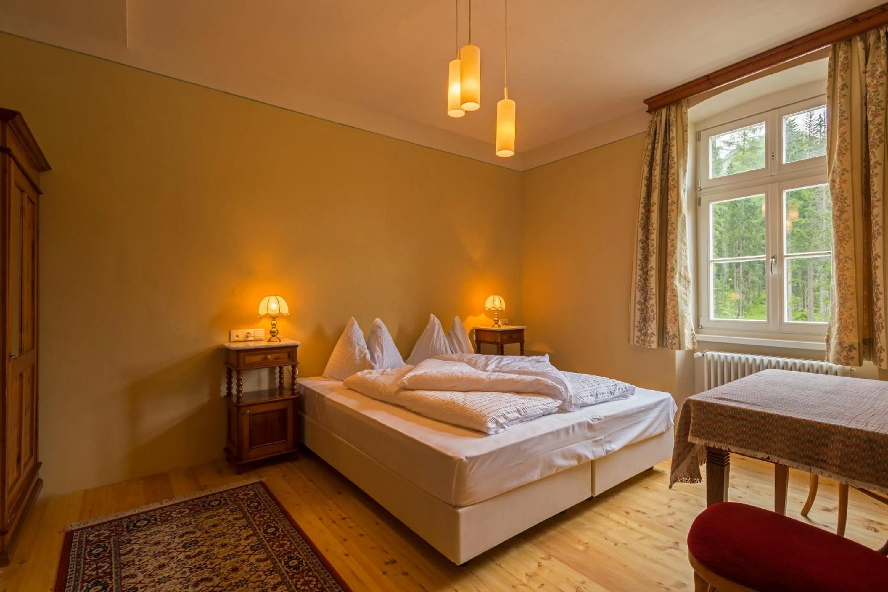 Bedroom, Bed in Hotel Lago di Braies
