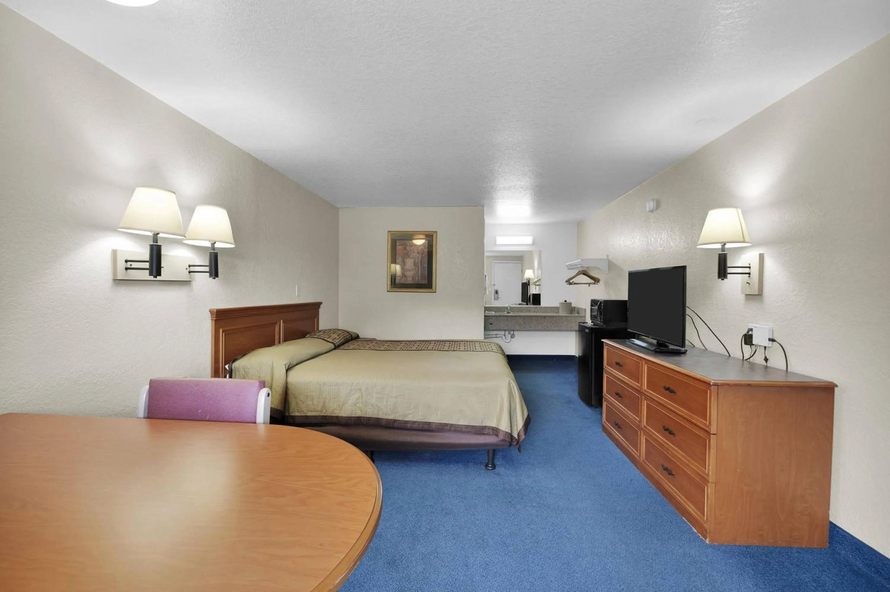 Bed in Knights Inn Jacksonville at Dix Ellis Trail