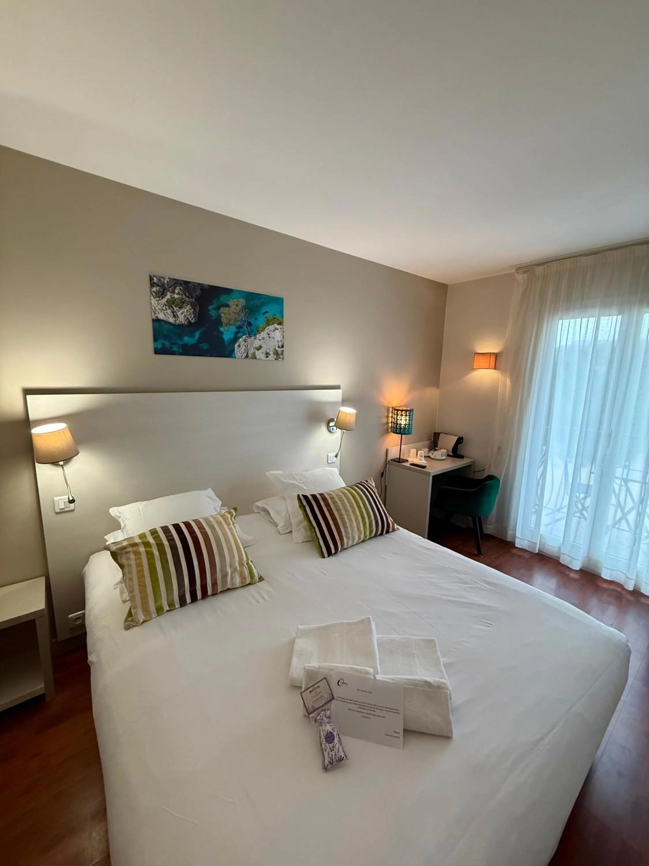 Bedroom, Bed in The Originals Boutique, Hôtel Cassitel, Cassis