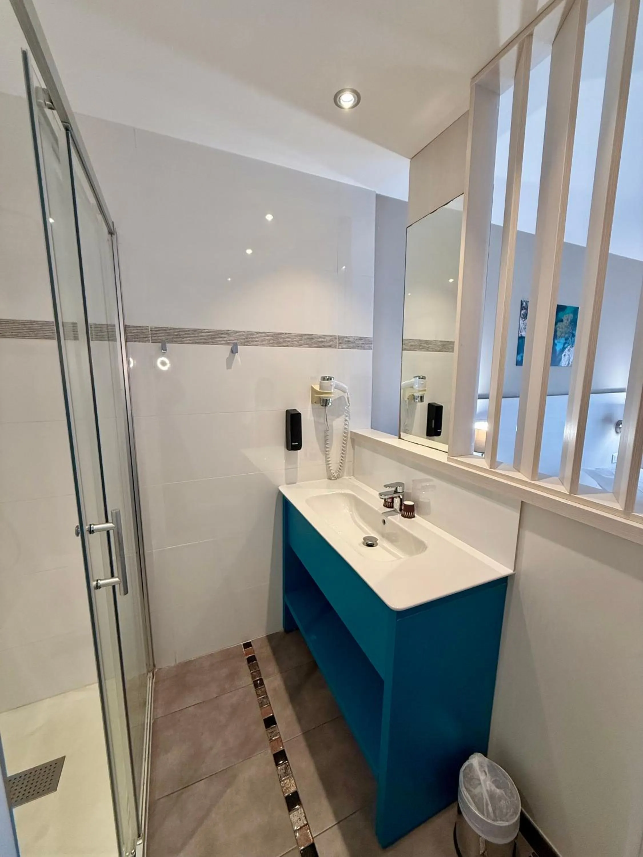 Bathroom in The Originals Boutique, Hôtel Cassitel, Cassis