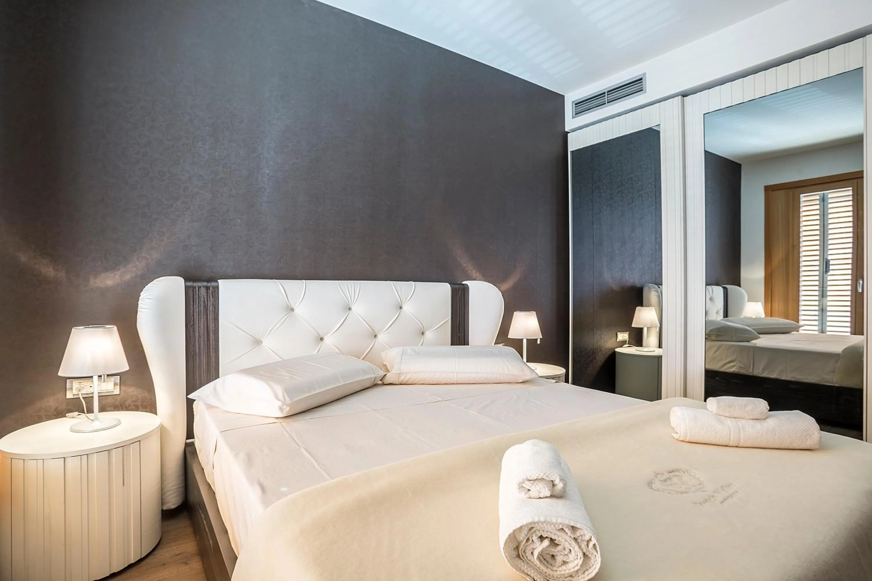 Bed in Seaview Luxury Retreat