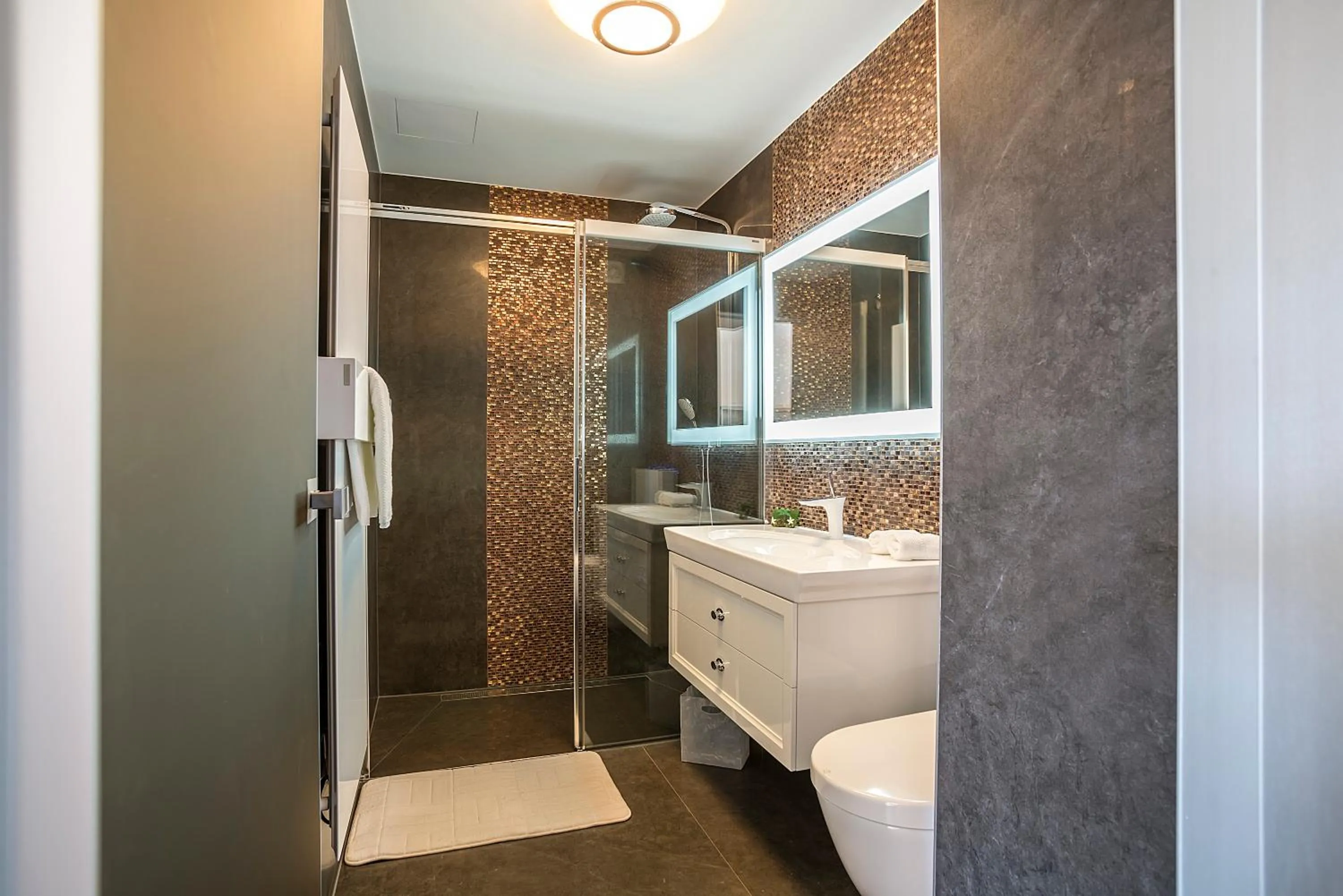 Bathroom in Seaview Luxury Retreat