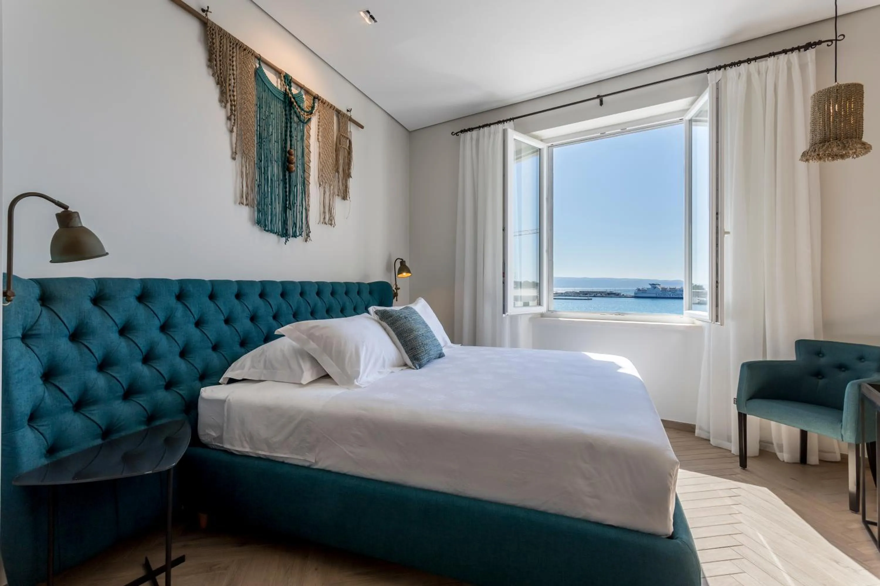 Bed in Seaview Luxury Retreat