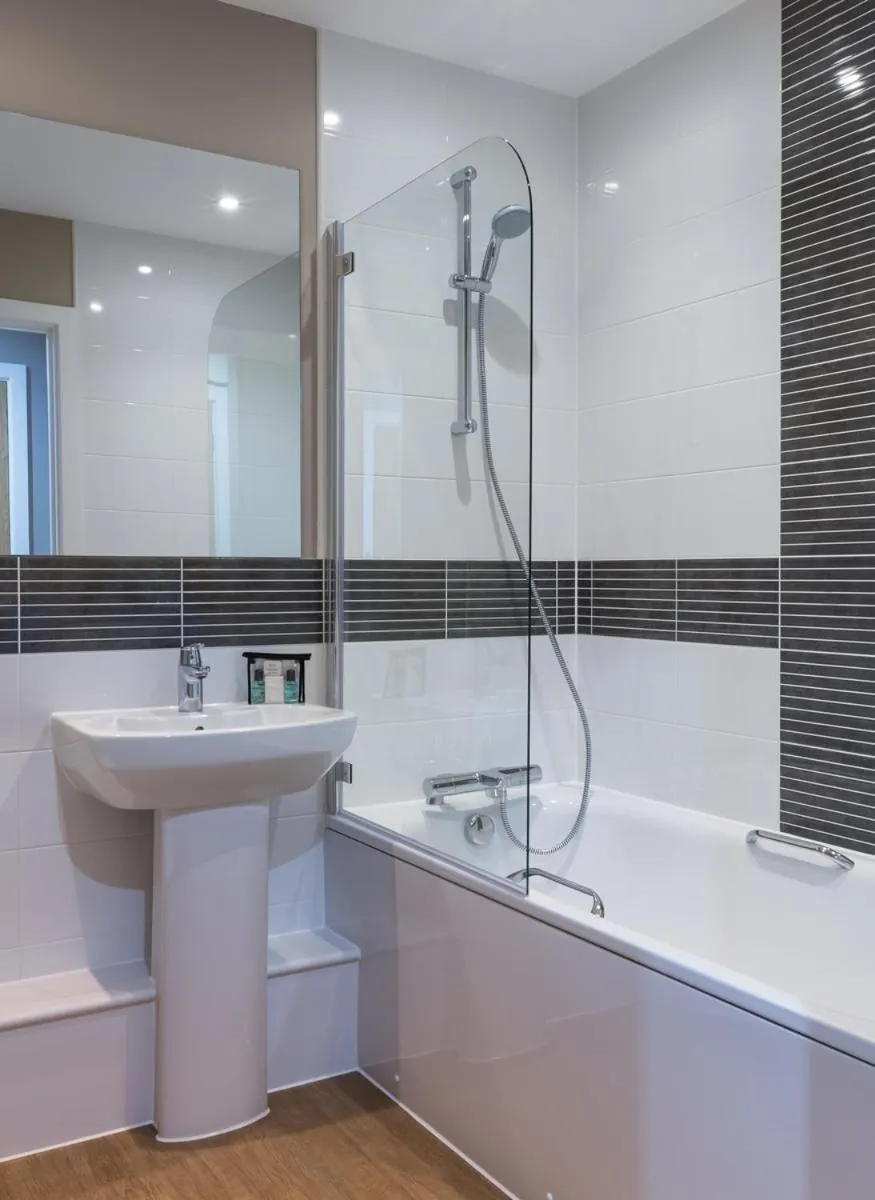 Shower in House of Fisher - City Wall House