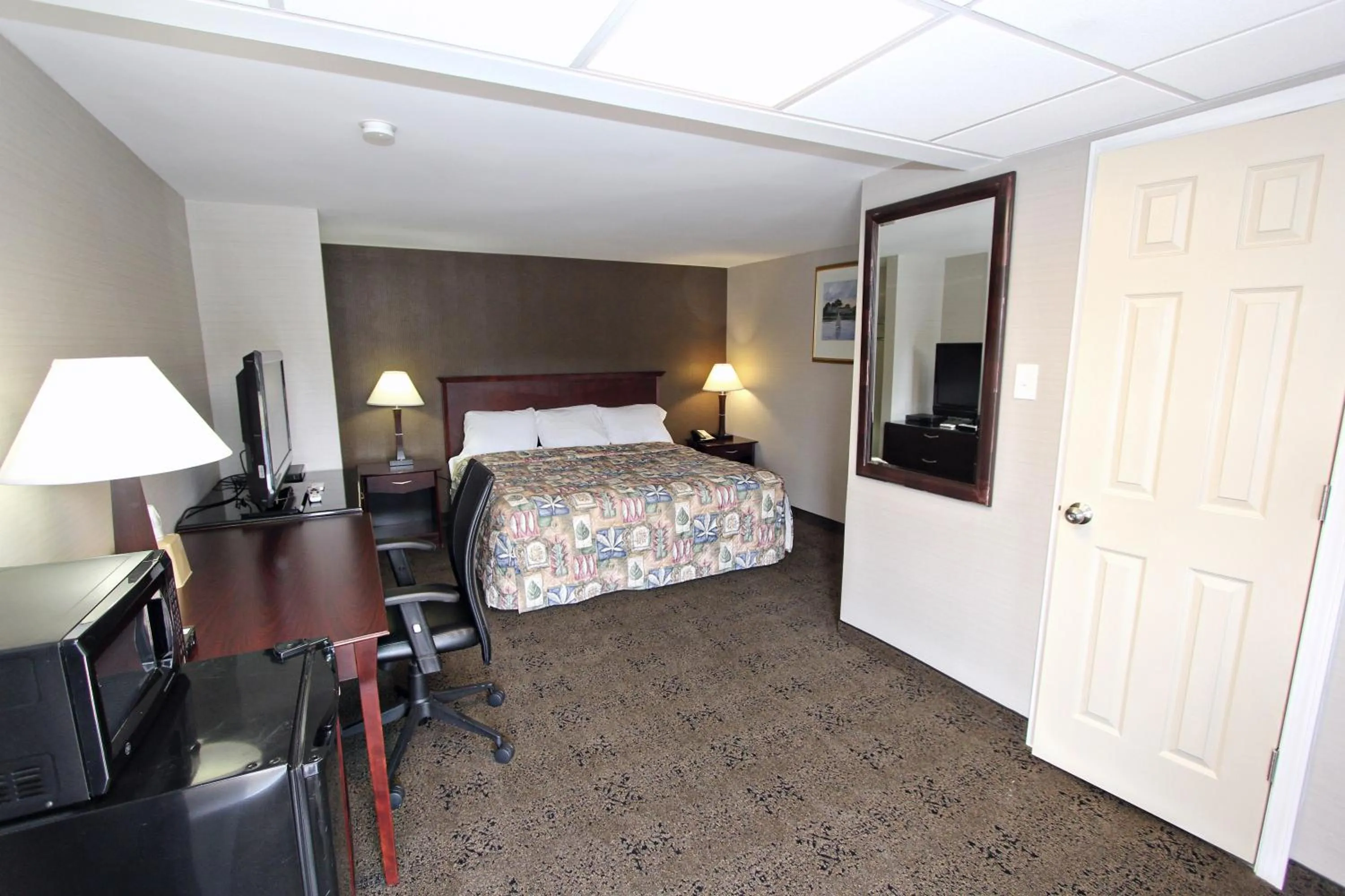 Bed in Knights Inn Pine Grove