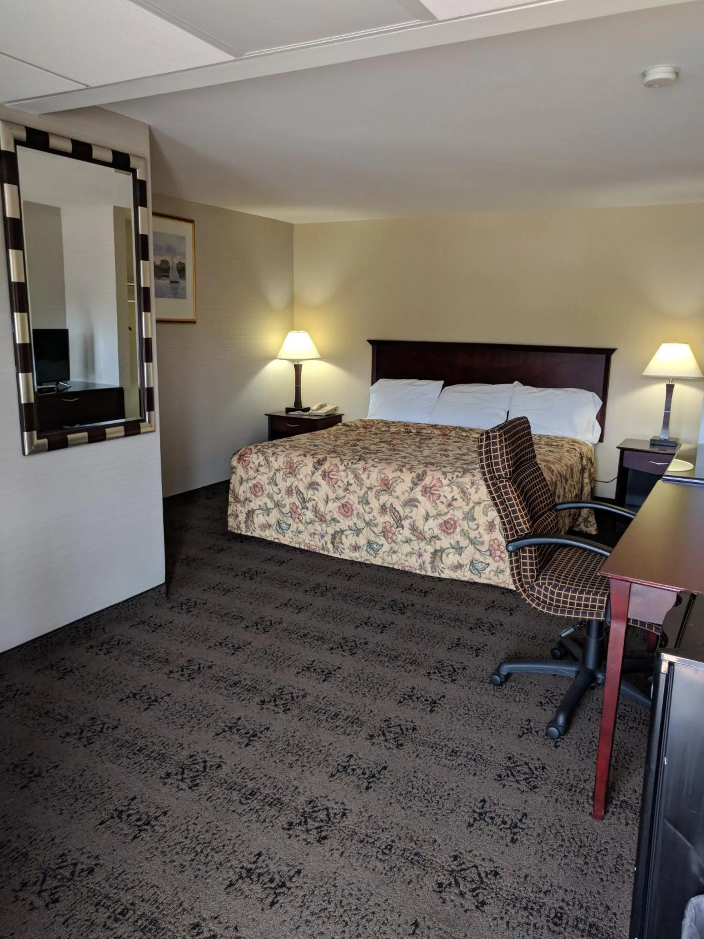 Bed in Knights Inn Pine Grove