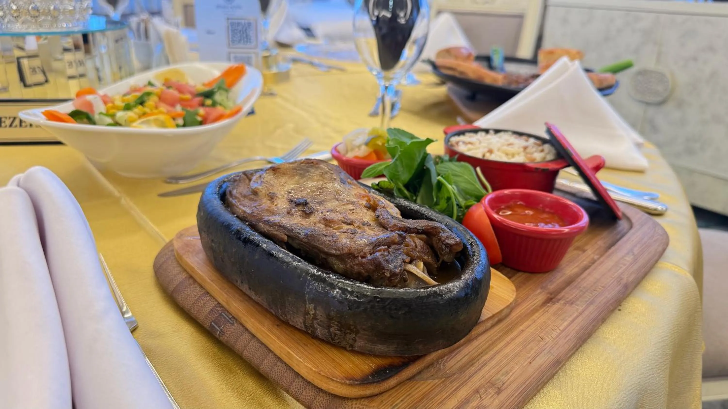 Restaurant/places to eat in Demir Hotel