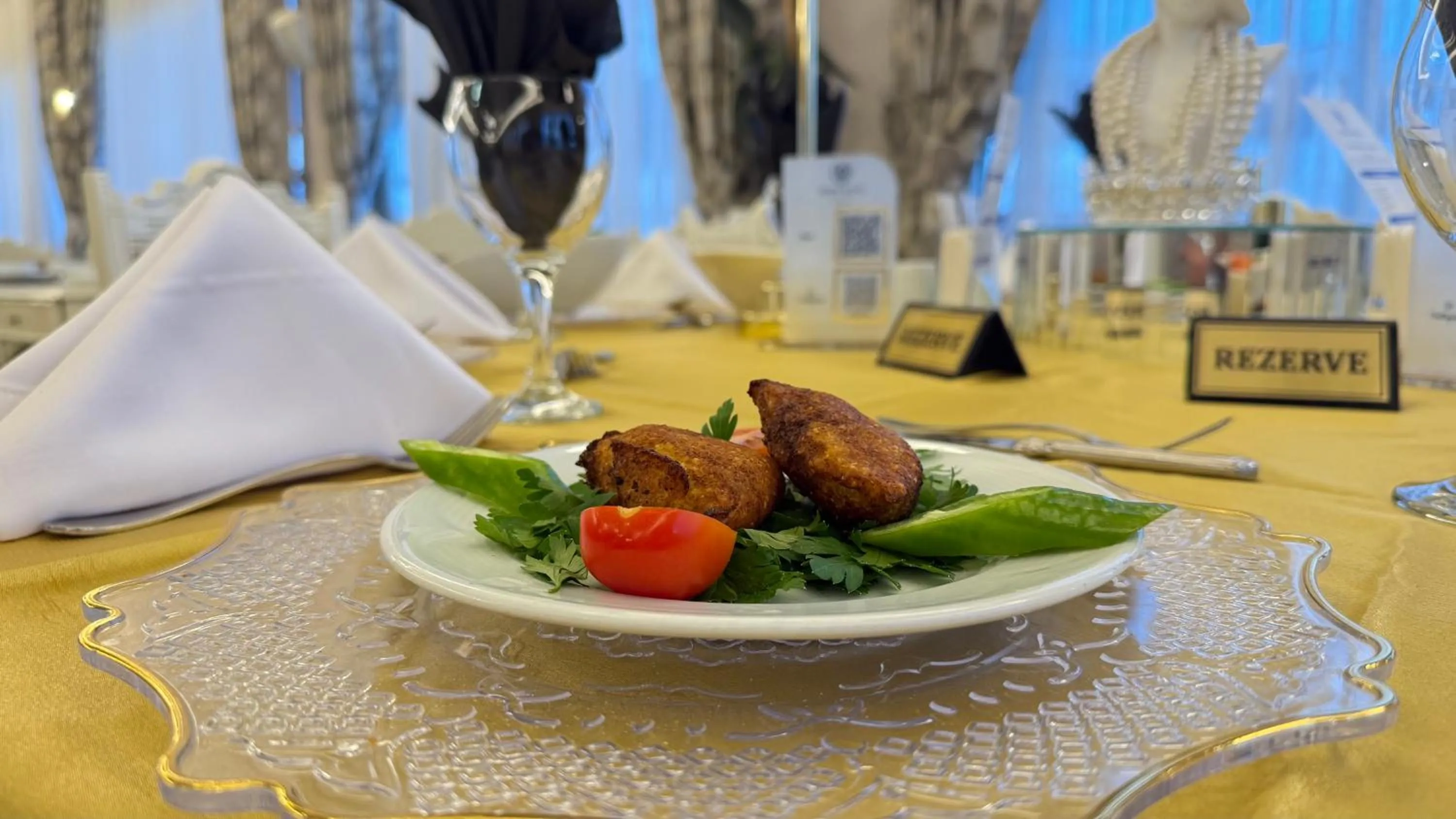 Restaurant/places to eat in Demir Hotel