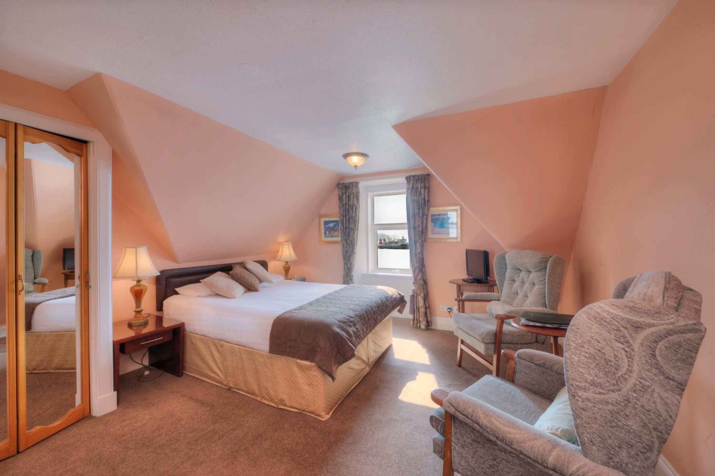 Large Double Room in Kilchrenan House