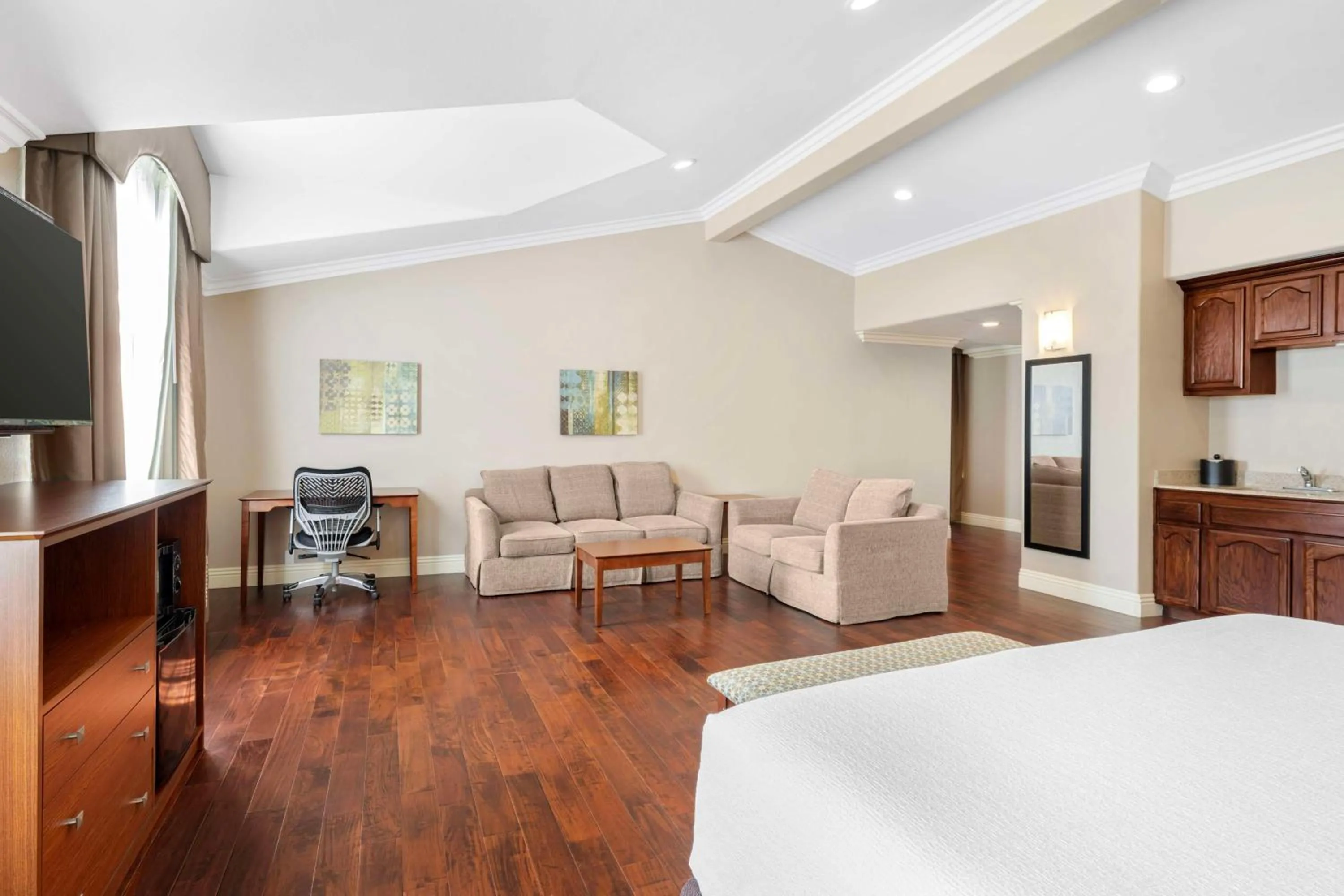 Bedroom, Bed in Best Western Oxnard Inn