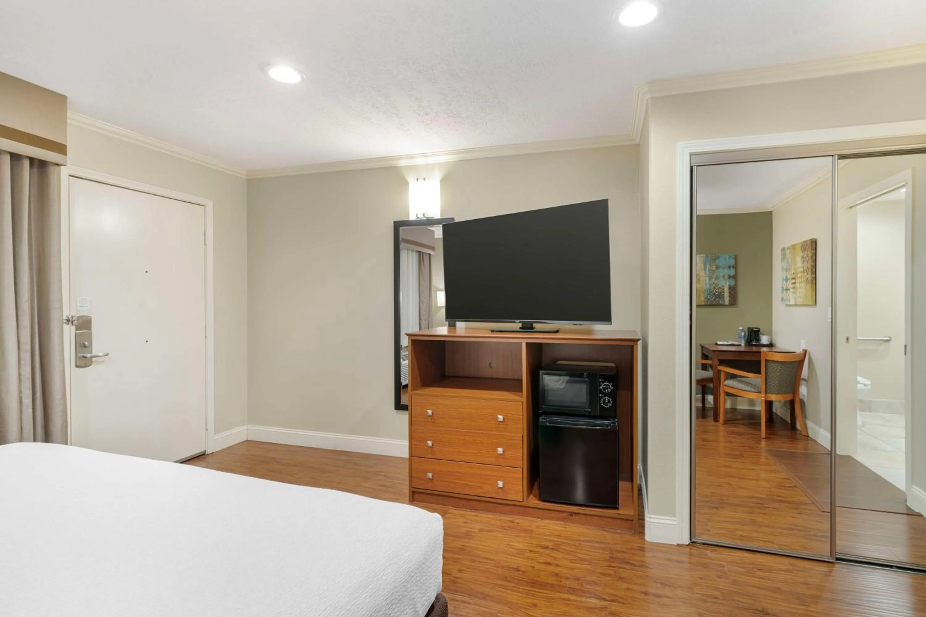 Bedroom, Bed in Best Western Oxnard Inn