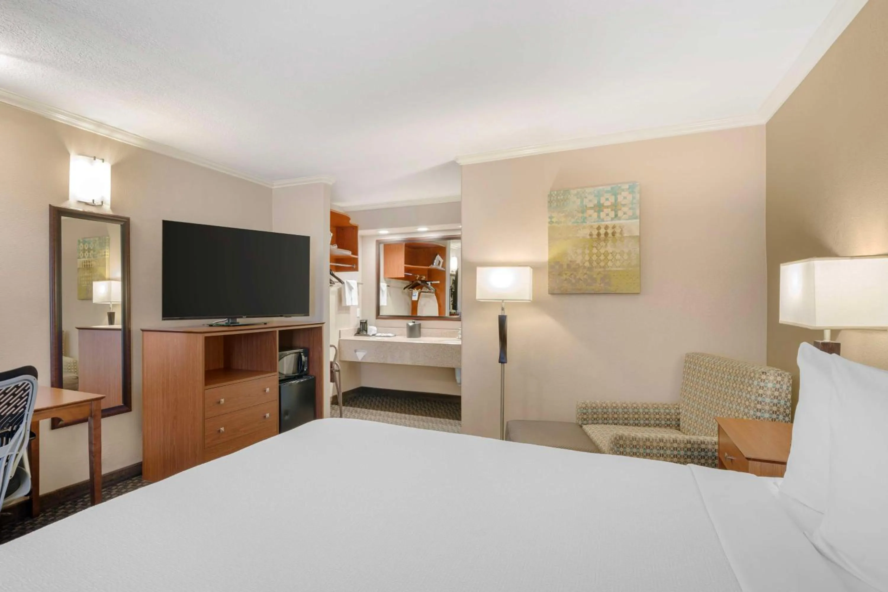 Bedroom, Bed in Best Western Oxnard Inn