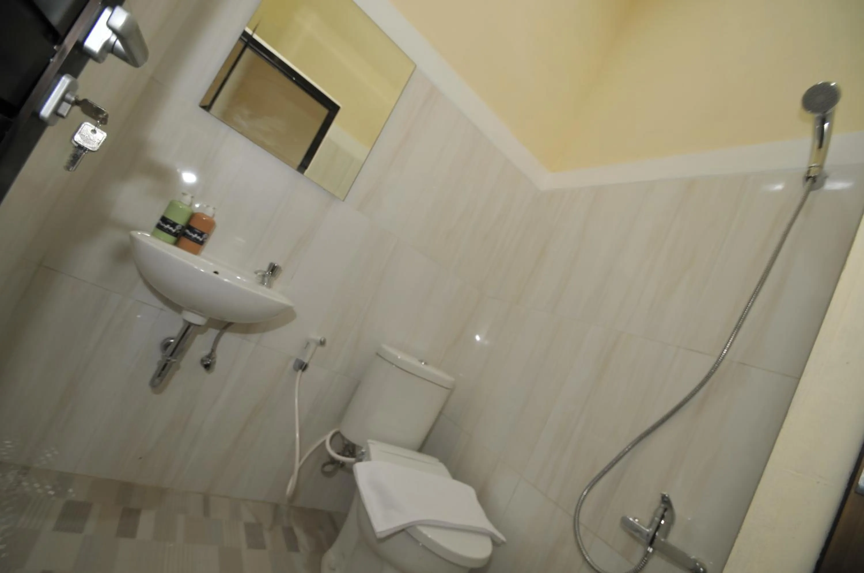 Shower in Musafir Guest House Syariah