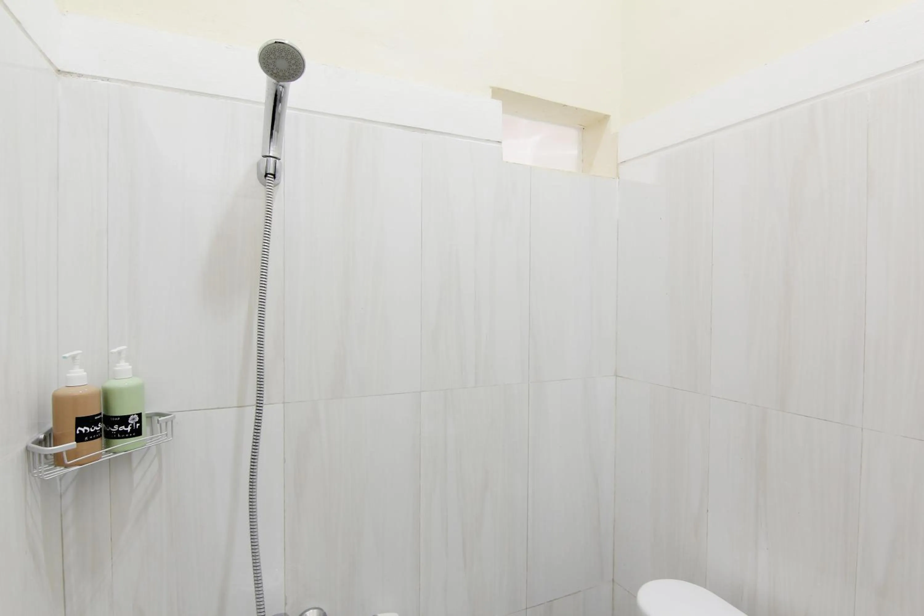 Shower in Musafir Guest House Syariah