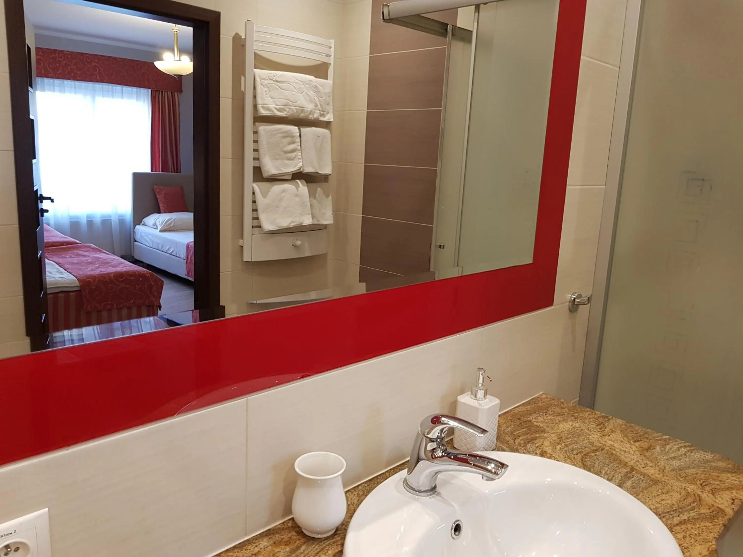 Shower, Bed in Pokoje De Luxe Figaro