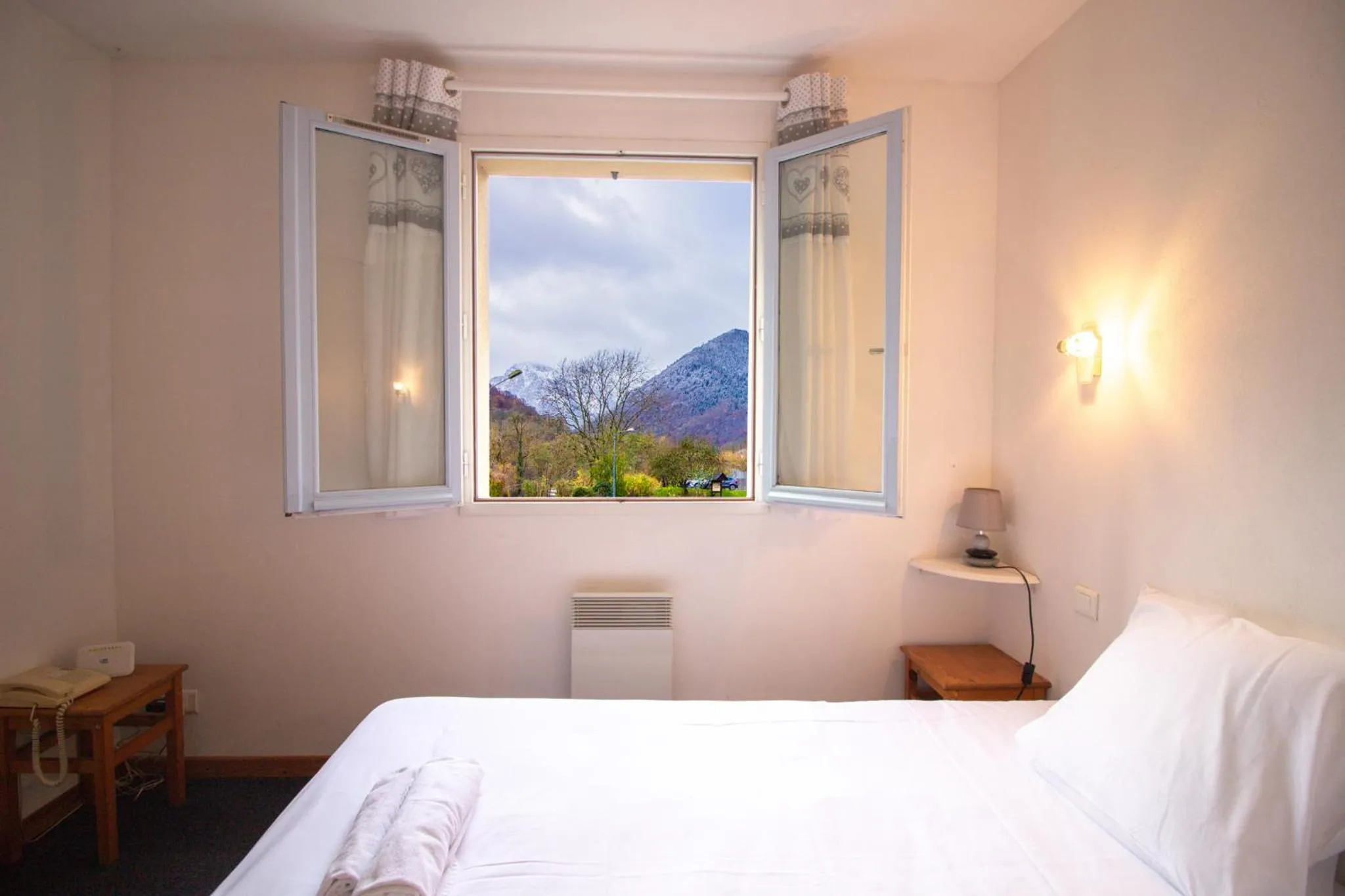 Bedroom, Bed in Garden & City Bagnères-de-Bigorre - Domaine de Ramonjuan