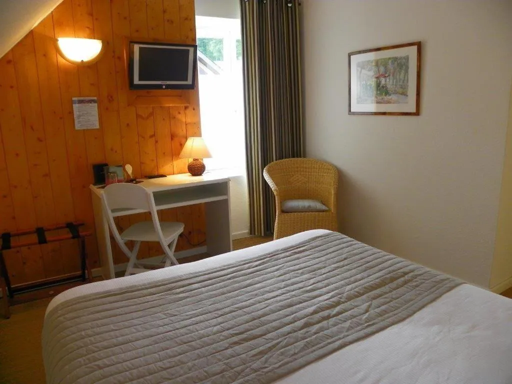 Bedroom, Bed in Garden & City Bagnères-de-Bigorre - Domaine de Ramonjuan