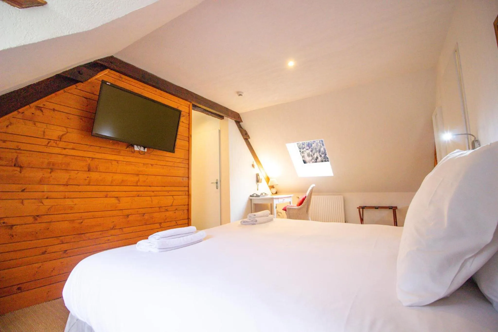 Bedroom, Bed in Garden & City Bagnères-de-Bigorre - Domaine de Ramonjuan