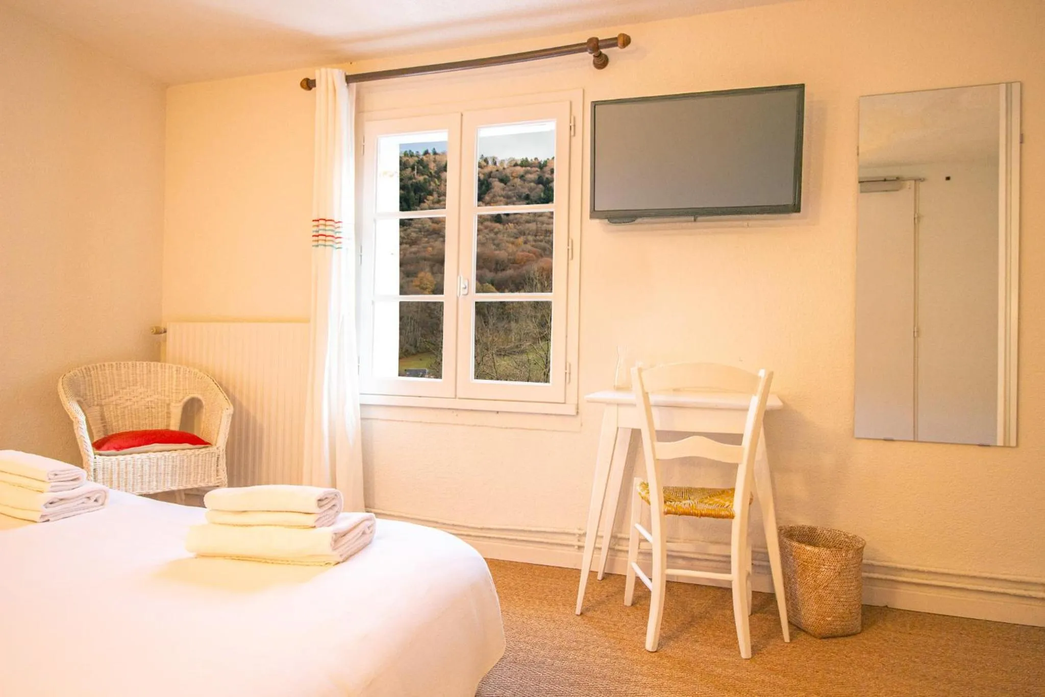 Bedroom in Garden & City Bagnères-de-Bigorre - Domaine de Ramonjuan