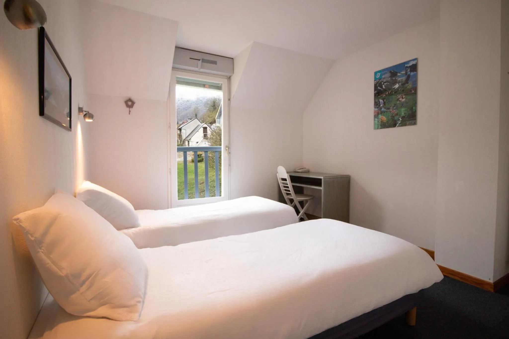 Bedroom, Bed in Garden & City Bagnères-de-Bigorre - Domaine de Ramonjuan