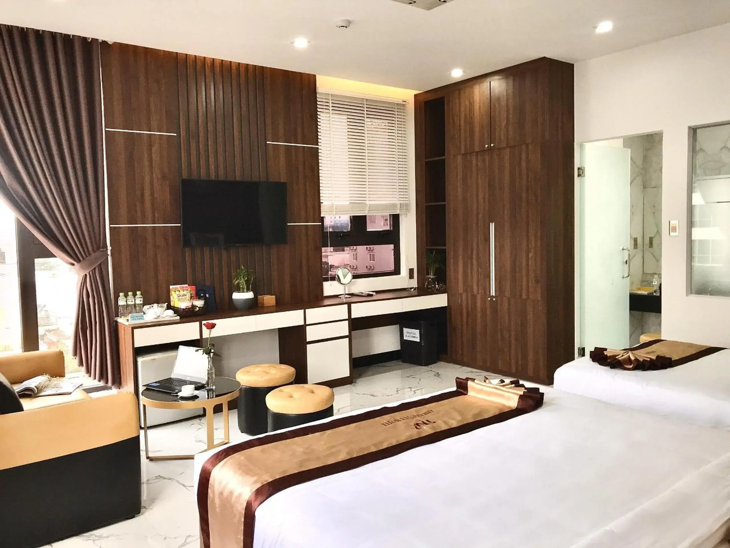 Deluxe Triple Room with City View in Anh Nguyet Da Nang Hotel Deluxe Triple Room with City View in Anh Nguyet Da Nang Hotel