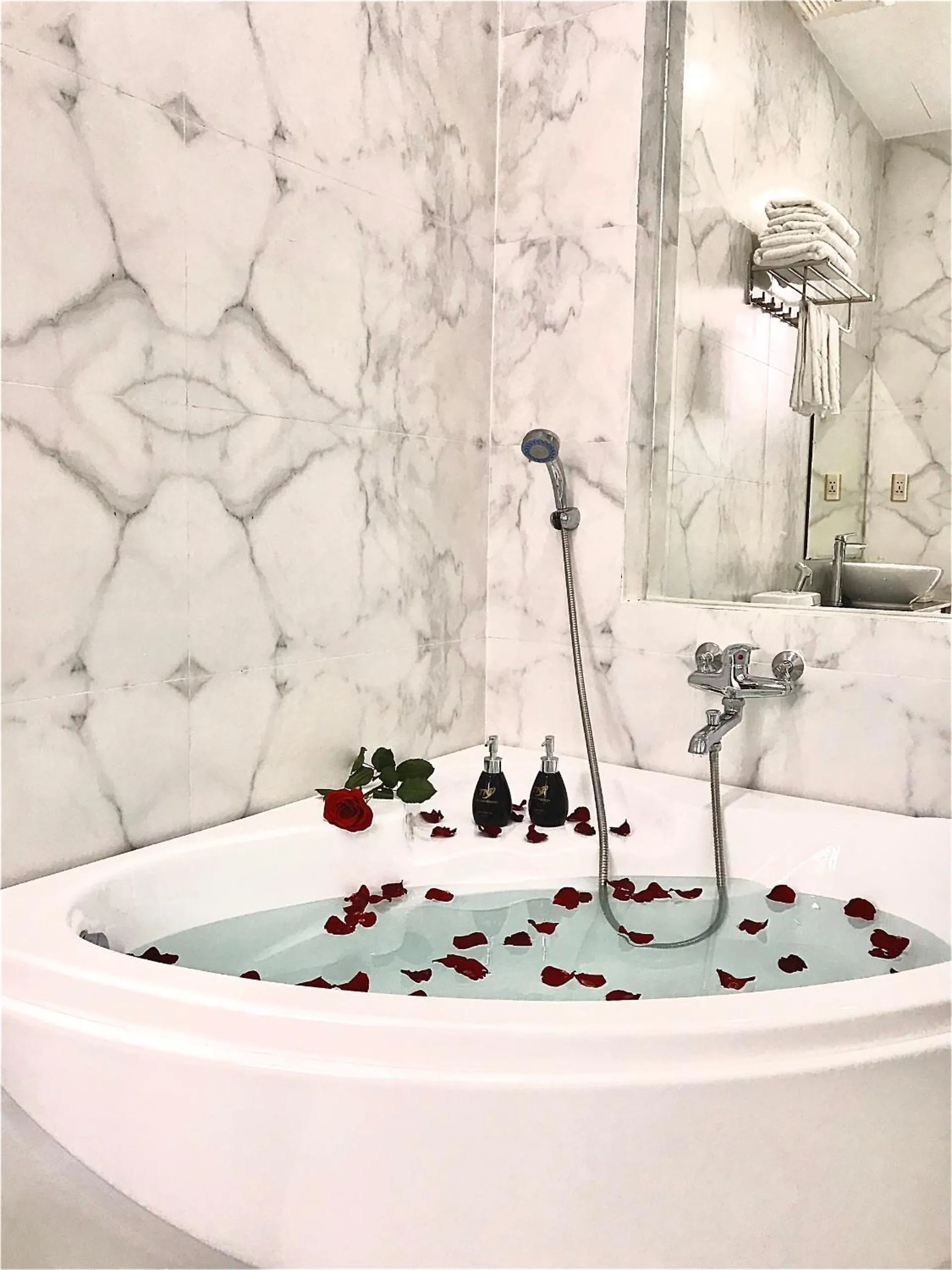 Bathroom in Anh Nguyet Da Nang Hotel